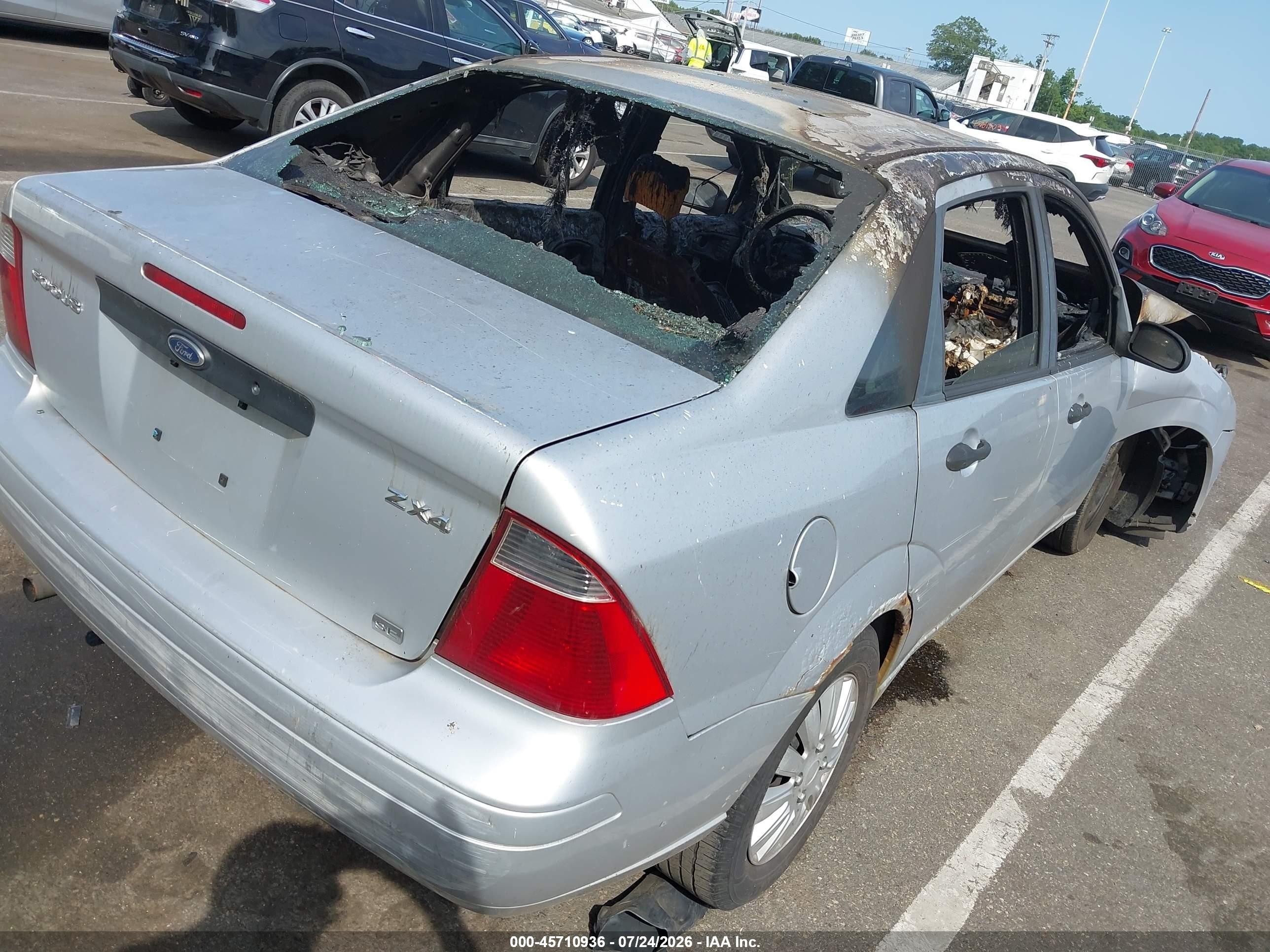 2005 Ford Focus Zx4 Silver vin: 1FAFP34N55W232620
