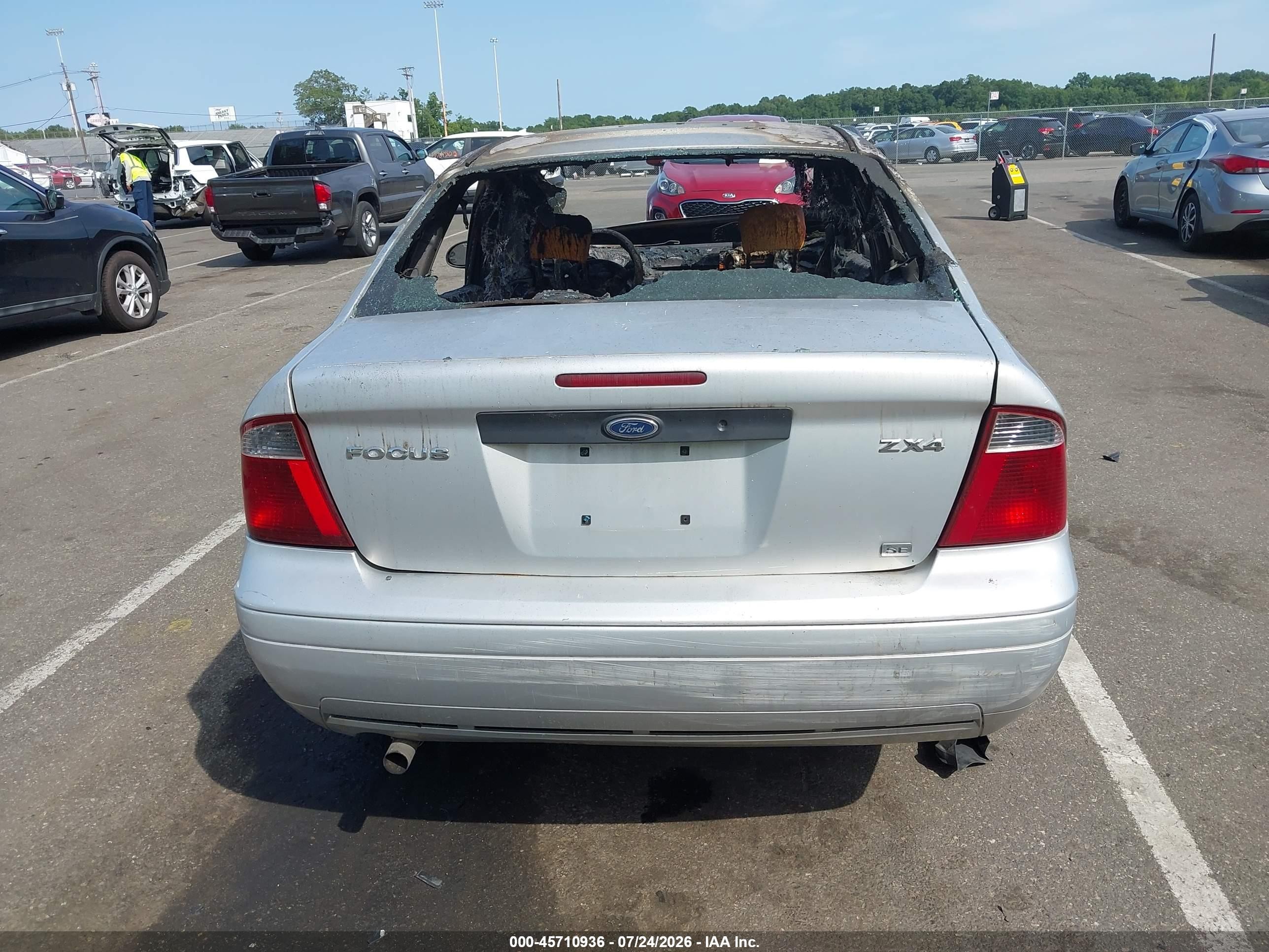 2005 Ford Focus Zx4 Silver vin: 1FAFP34N55W232620
