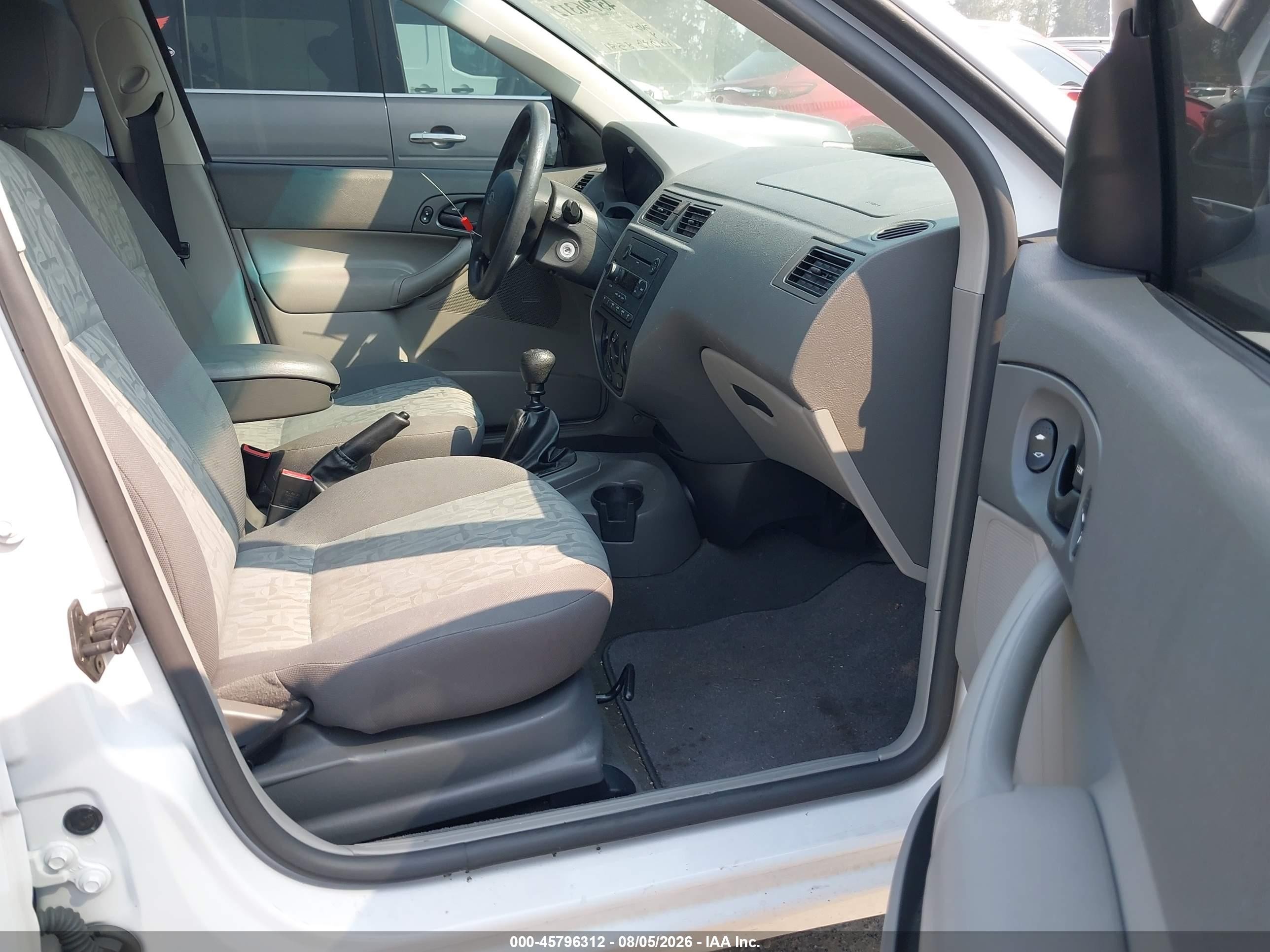 2005 Ford Focus Zx4 White vin: 1FAFP34N55W293546