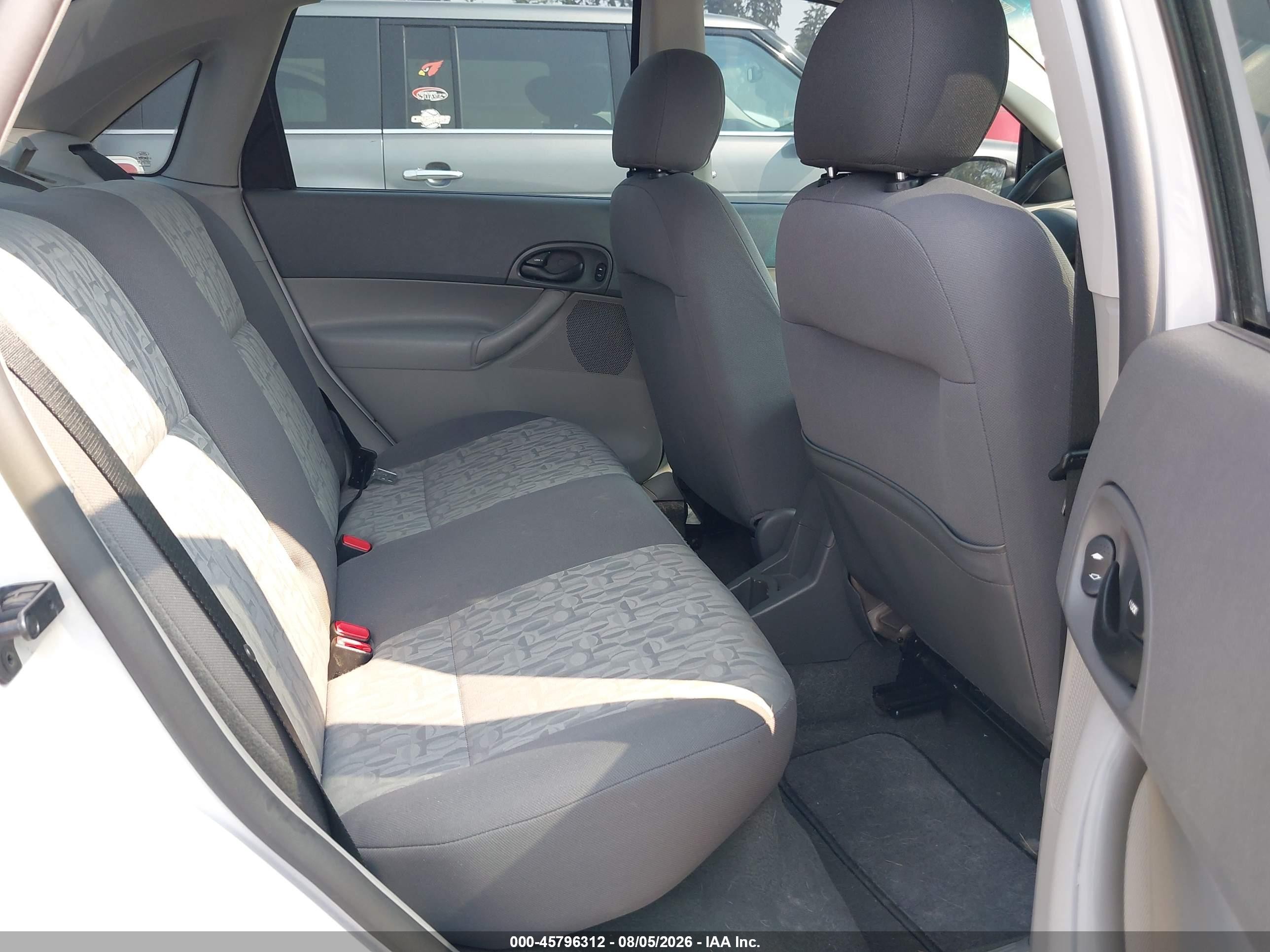 2005 Ford Focus Zx4 White vin: 1FAFP34N55W293546