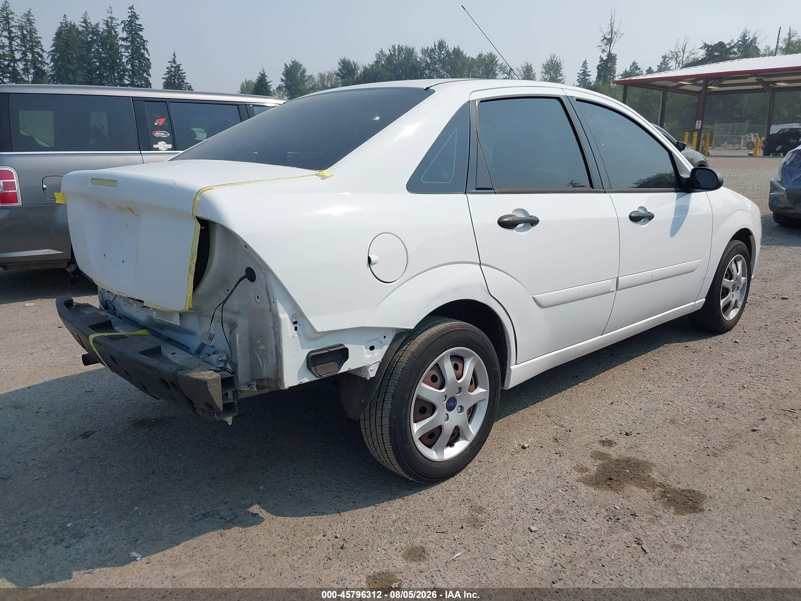 2005 Ford Focus Zx4 White vin: 1FAFP34N55W293546