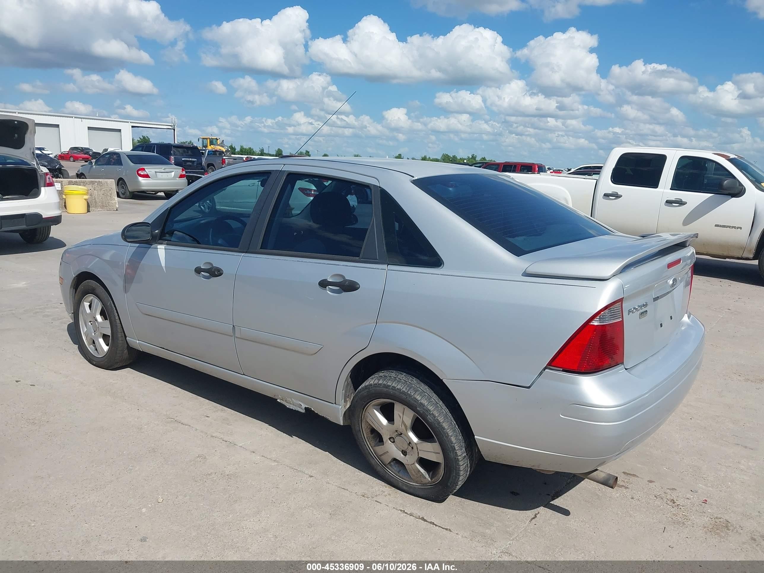 2005 Ford Focus Zx4 Silver vin: 1FAFP34N55W298455