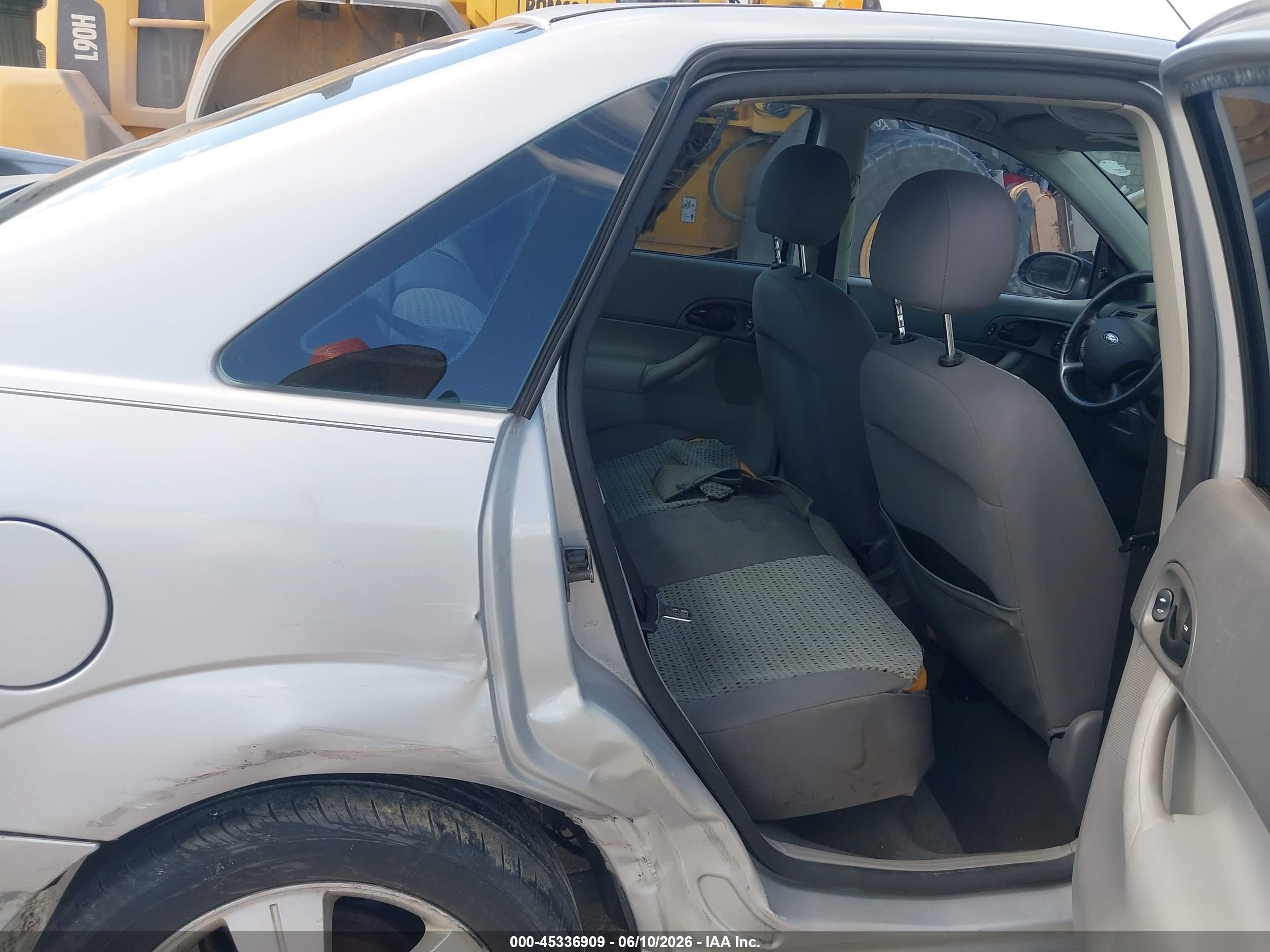 2005 Ford Focus Zx4 Silver vin: 1FAFP34N55W298455