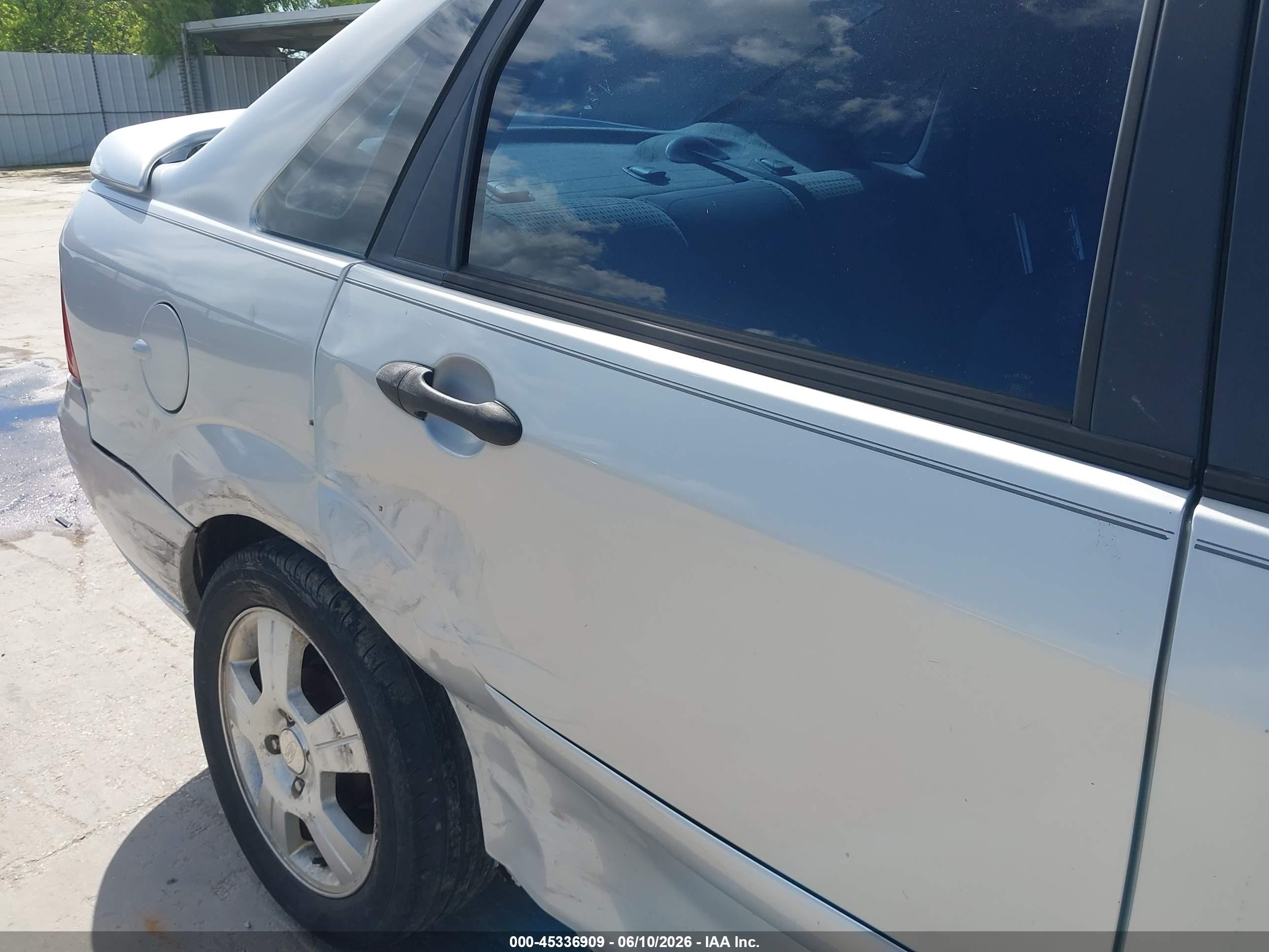 2005 Ford Focus Zx4 Silver vin: 1FAFP34N55W298455