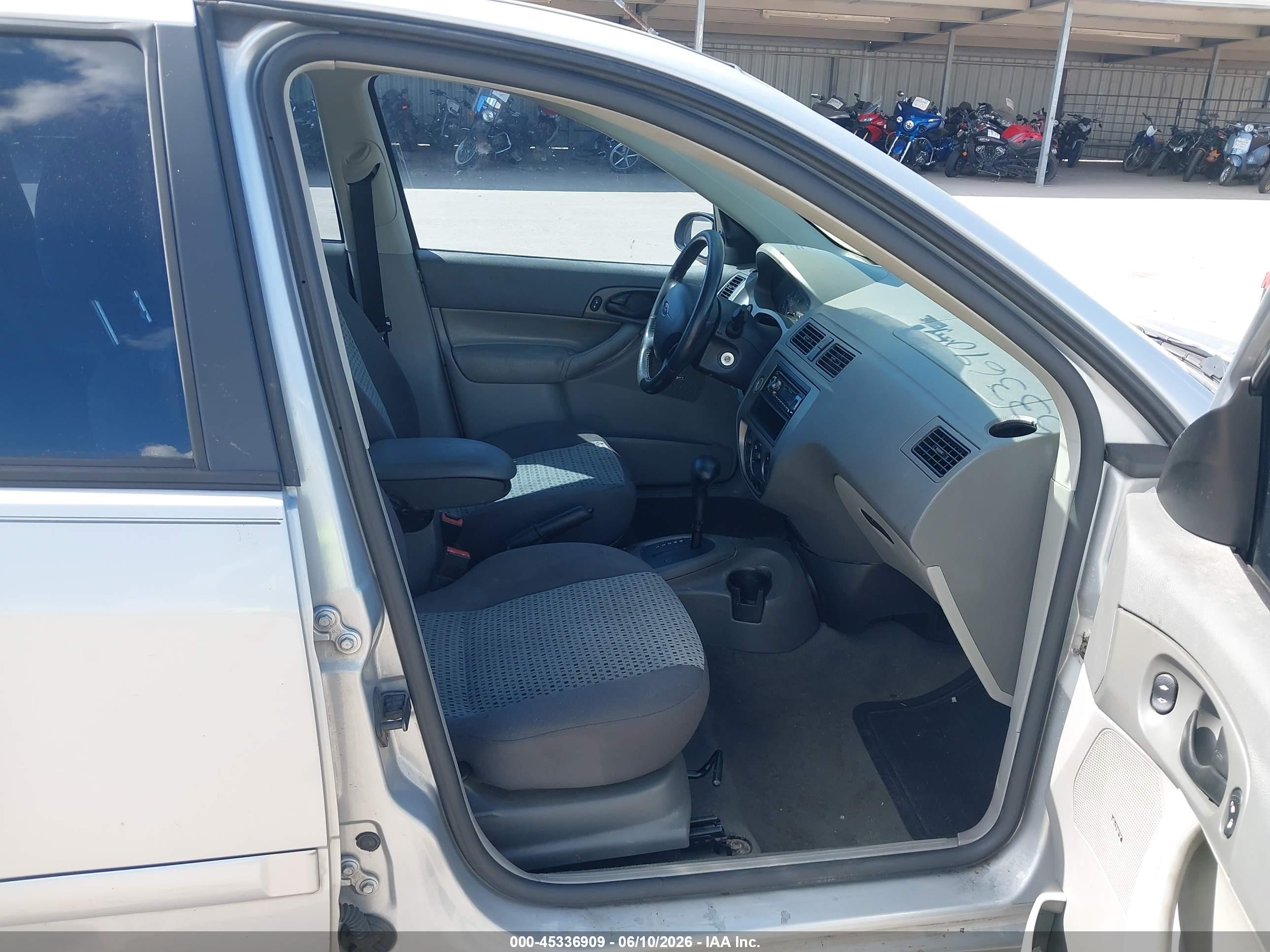 2005 Ford Focus Zx4 Silver vin: 1FAFP34N55W298455