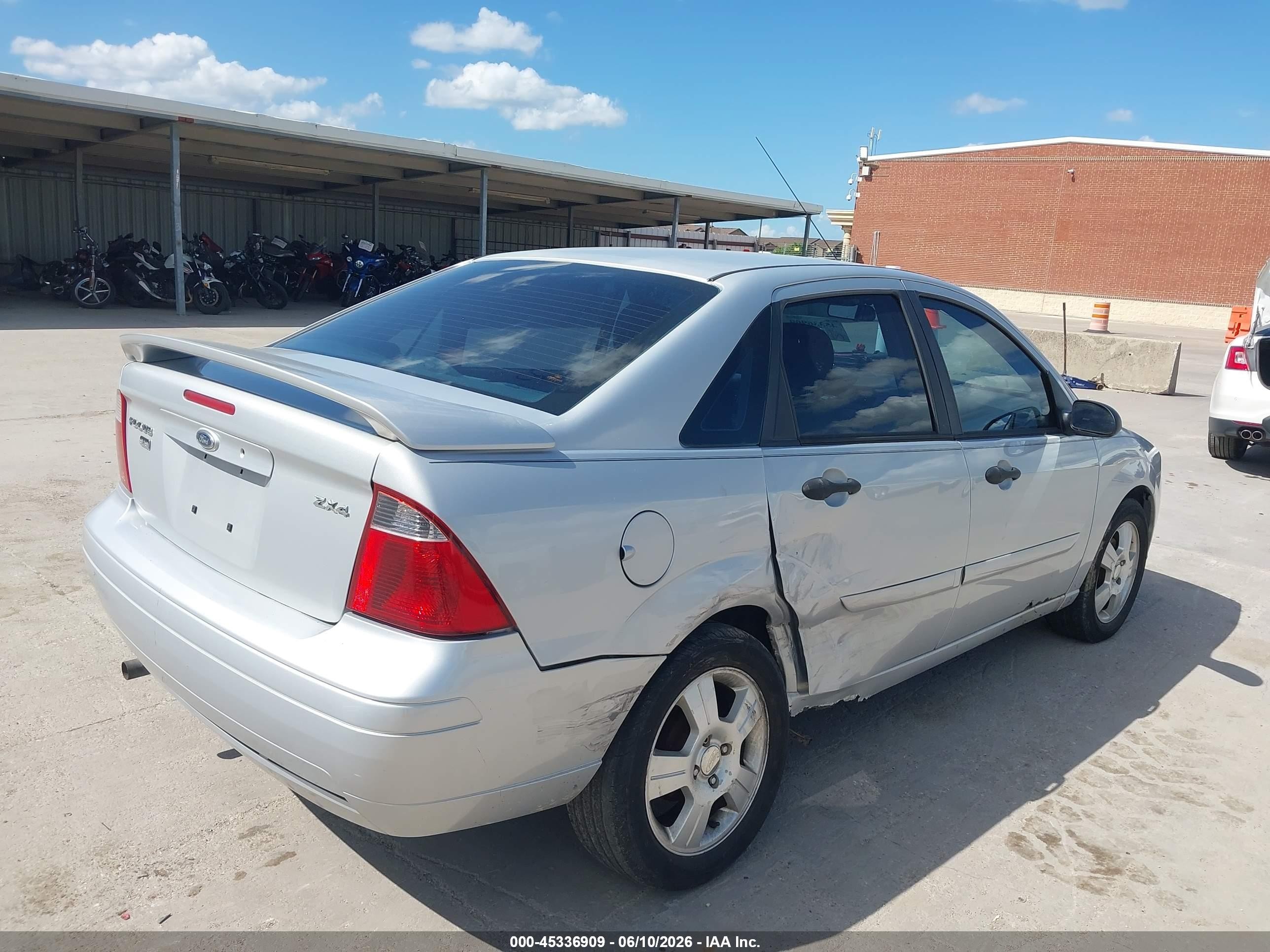 2005 Ford Focus Zx4 Silver vin: 1FAFP34N55W298455