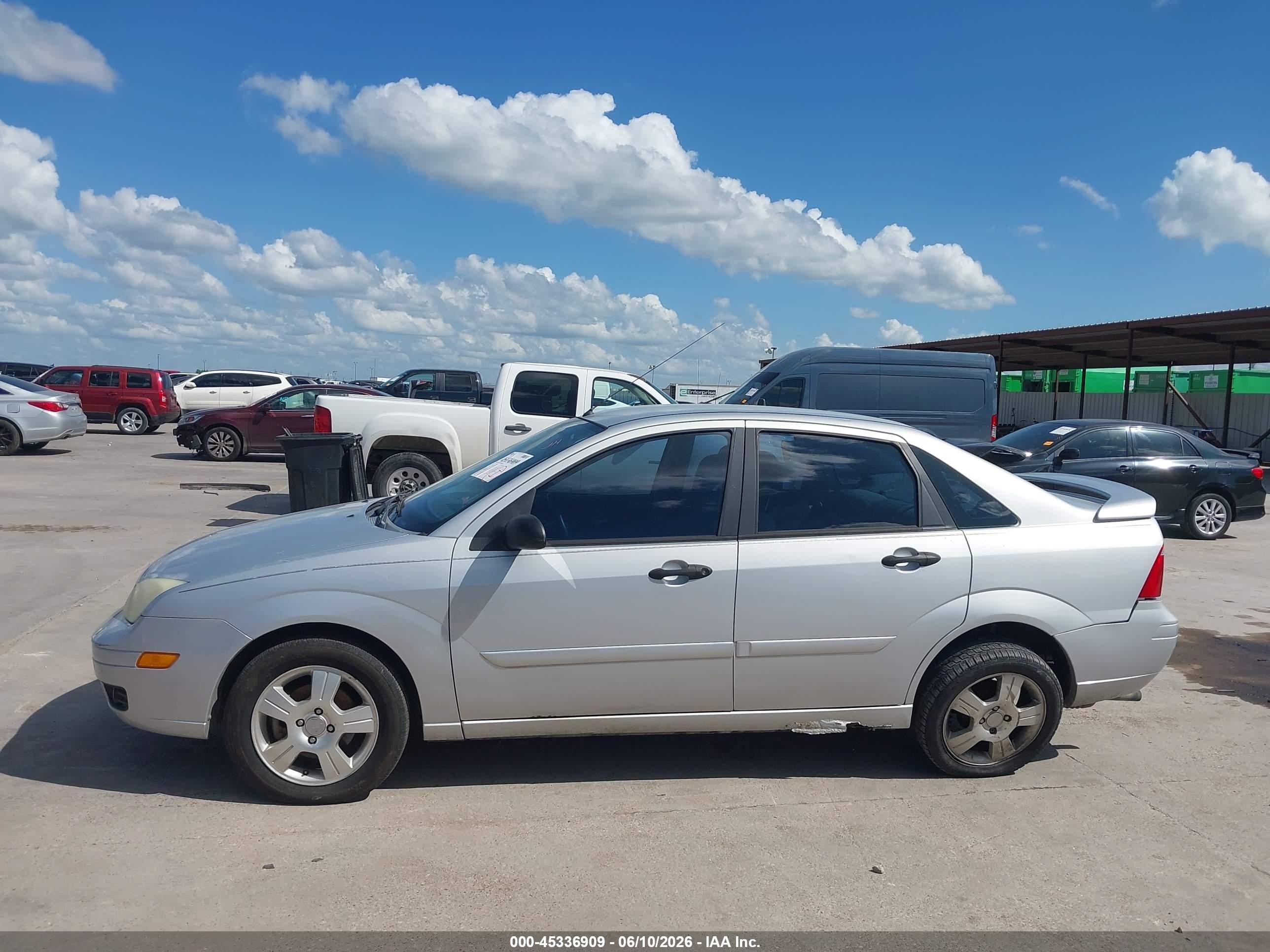 2005 Ford Focus Zx4 Silver vin: 1FAFP34N55W298455
