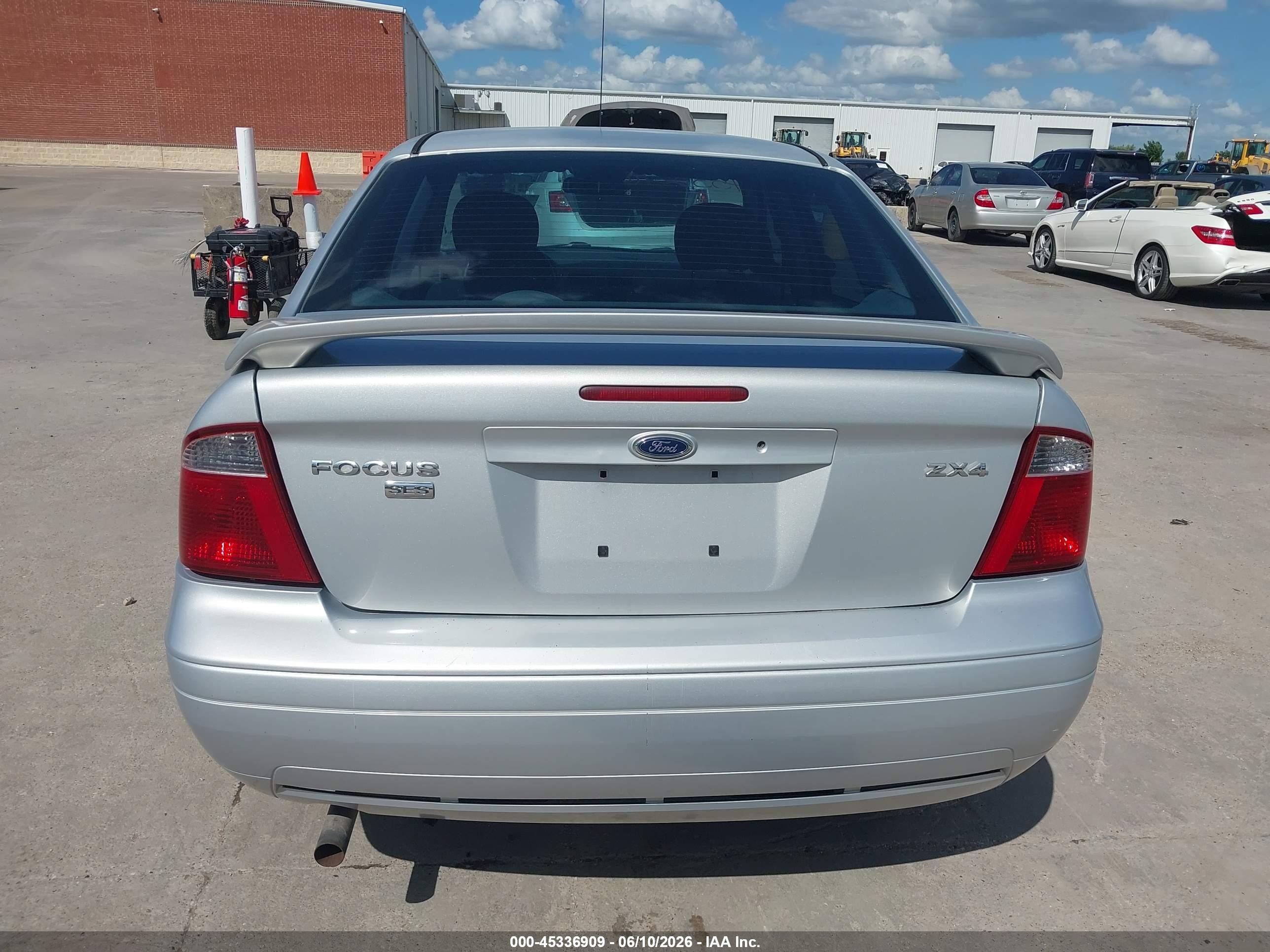 2005 Ford Focus Zx4 Silver vin: 1FAFP34N55W298455