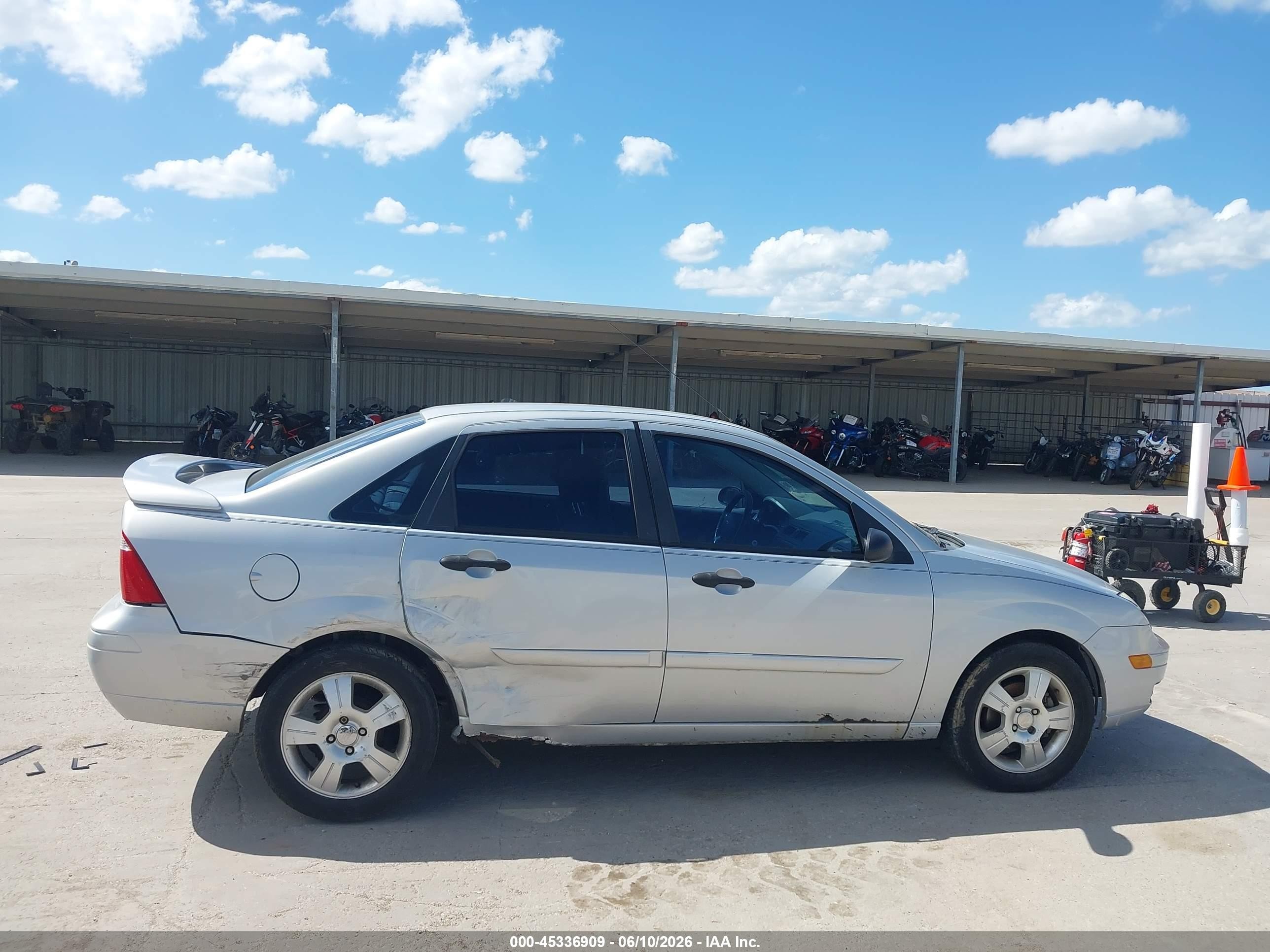2005 Ford Focus Zx4 Silver vin: 1FAFP34N55W298455