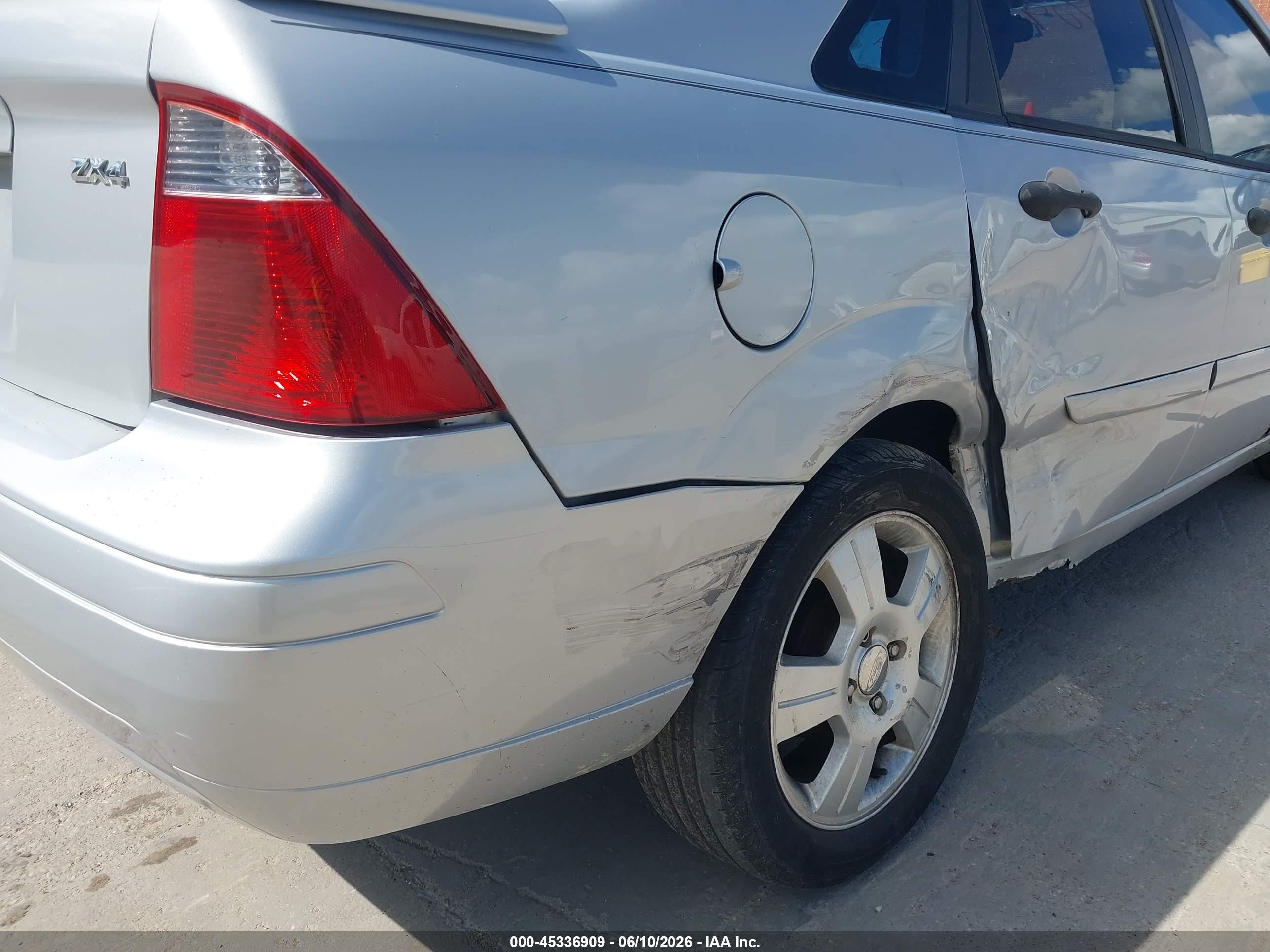 2005 Ford Focus Zx4 Silver vin: 1FAFP34N55W298455