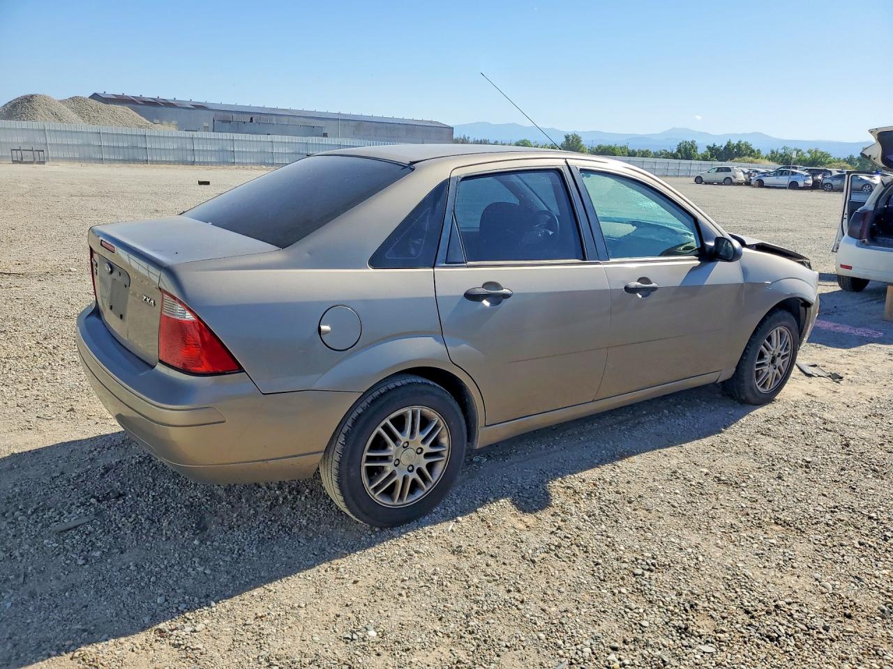 2005 Ford Focus Zx4 Gold vin: 1FAFP34N55W310202