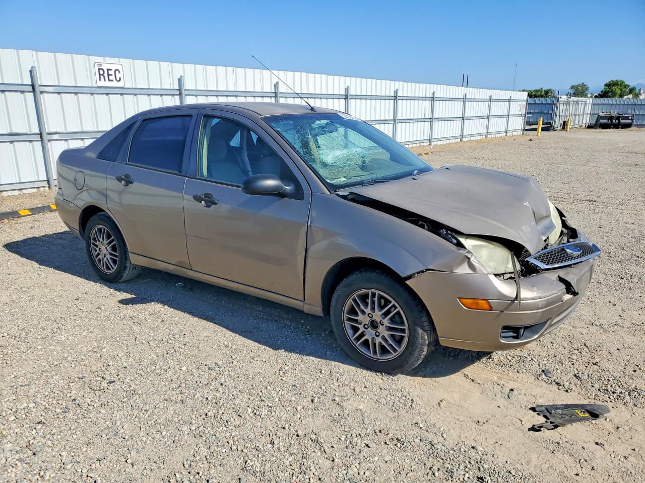 2005 Ford Focus Zx4 Gold vin: 1FAFP34N55W310202