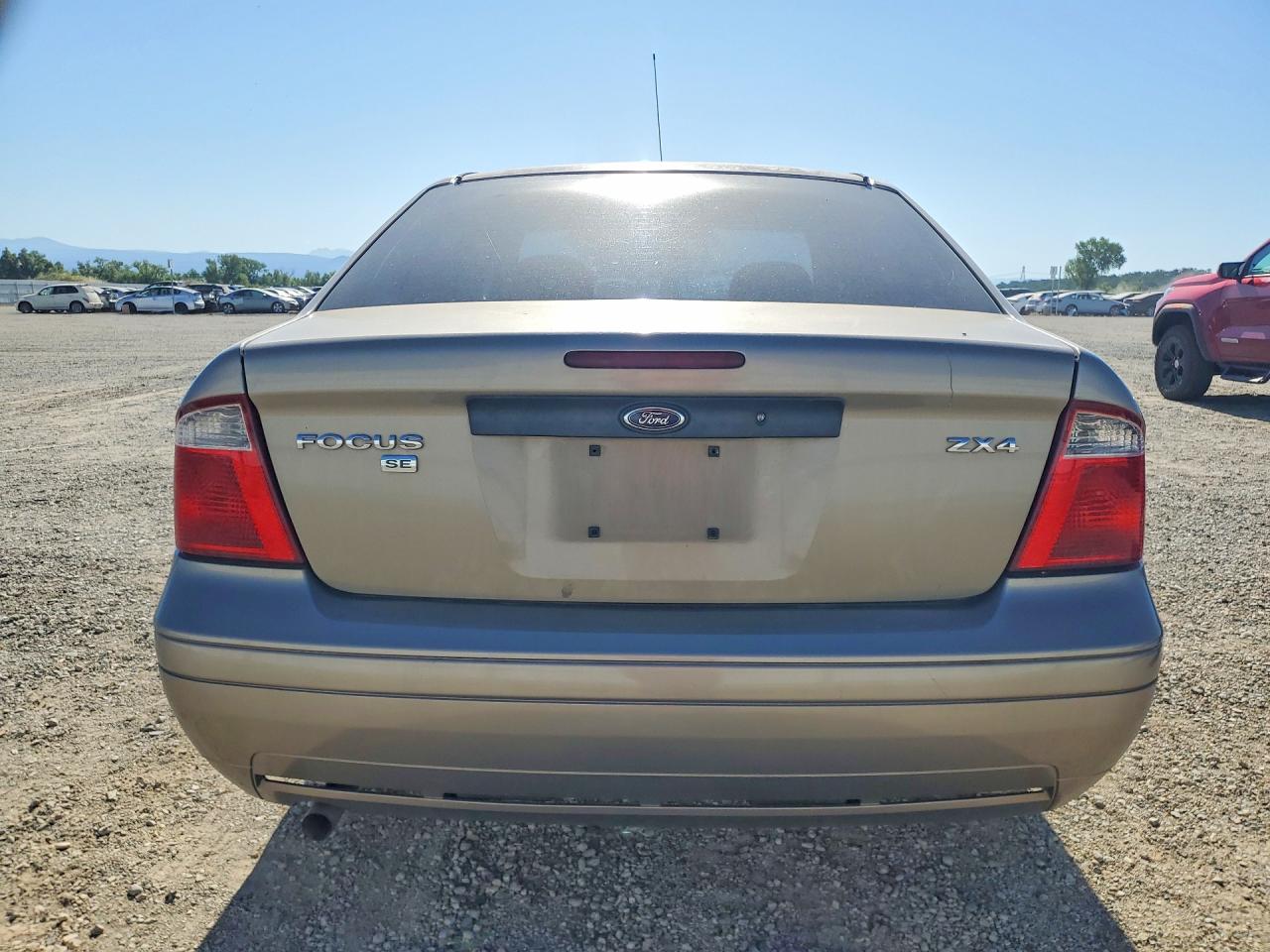2005 Ford Focus Zx4 Gold vin: 1FAFP34N55W310202
