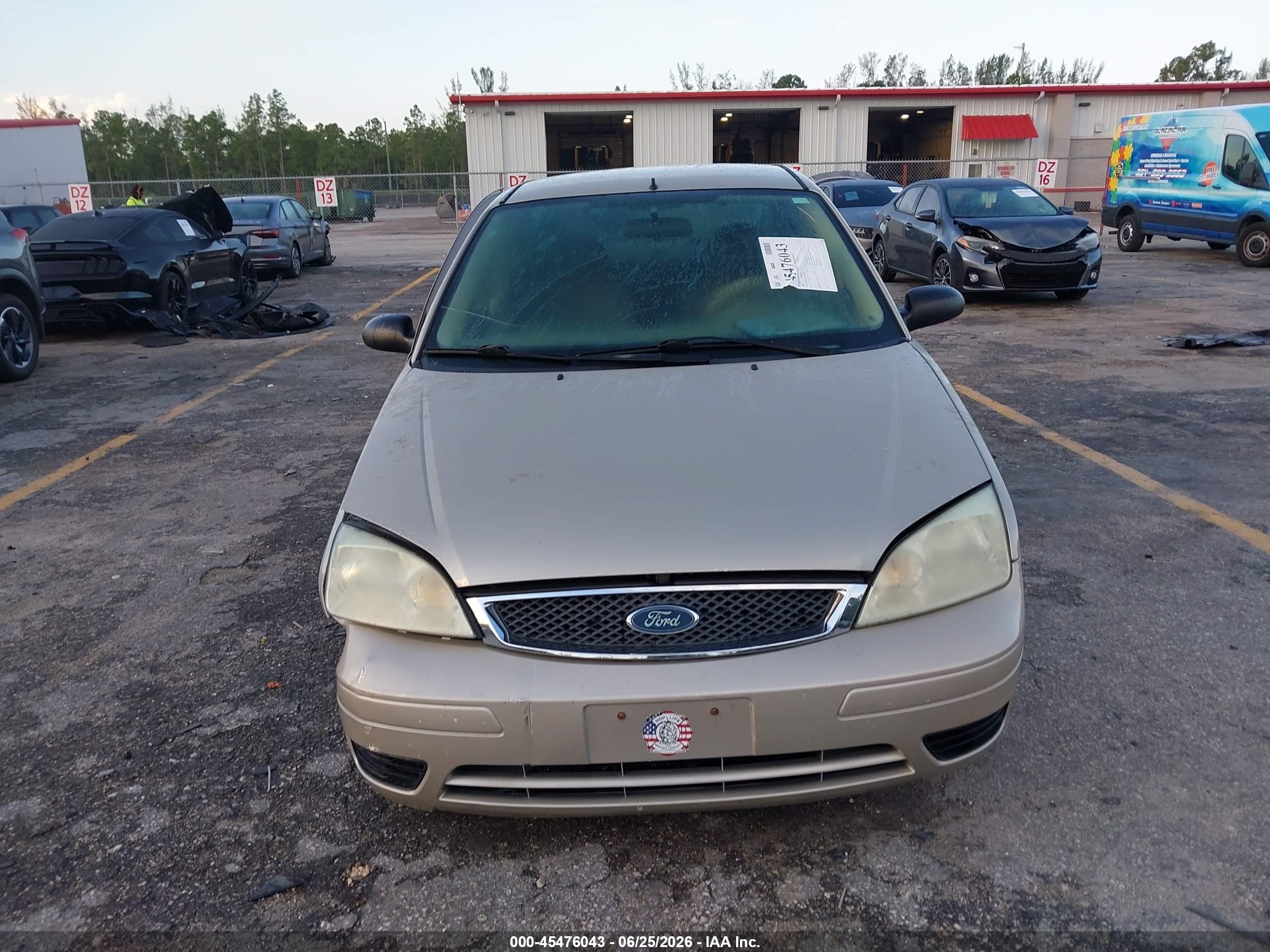 2007 Ford Focus S/se/ses Cream vin: 1FAFP34N57W169893