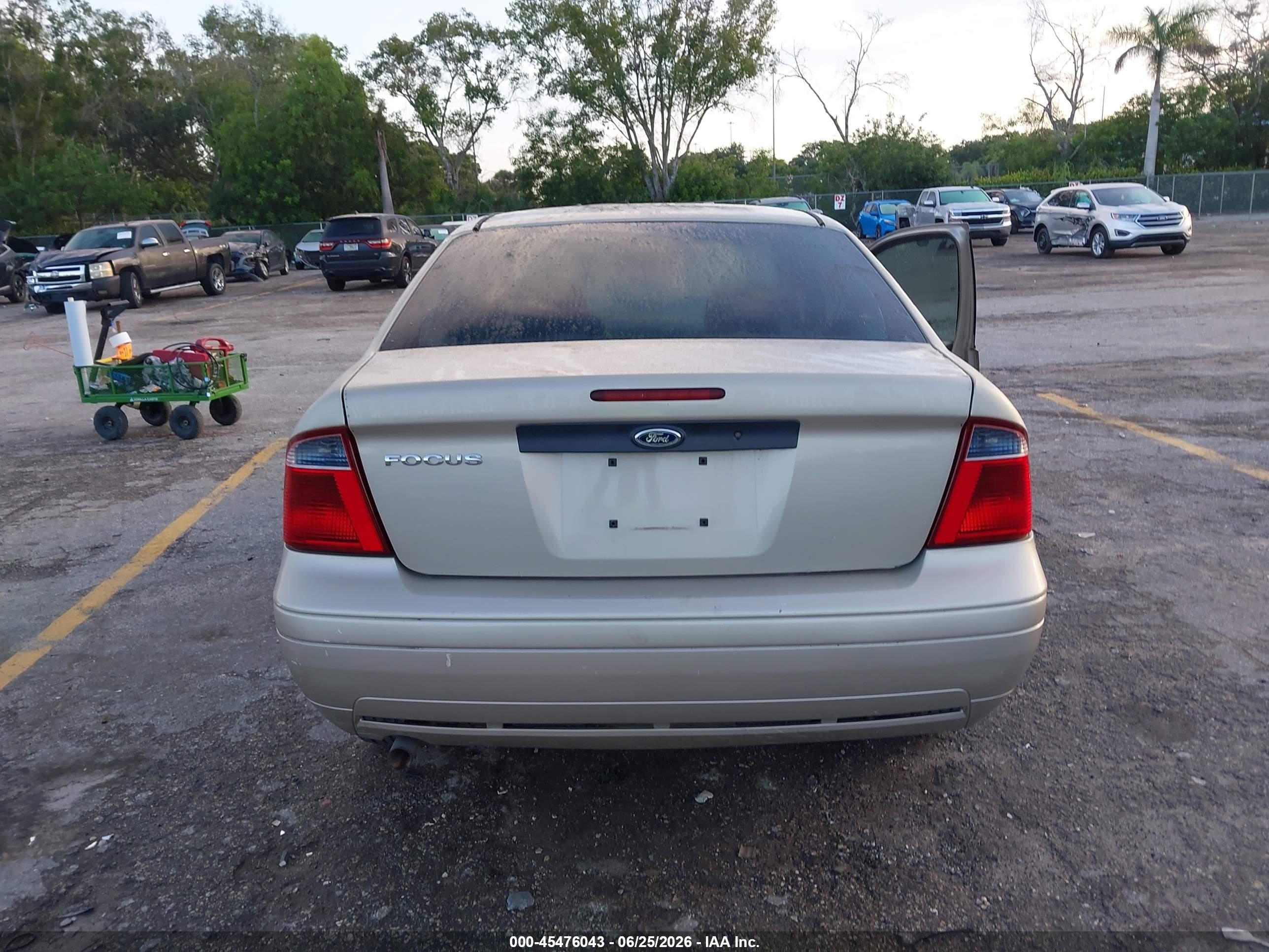 2007 Ford Focus S/se/ses Cream vin: 1FAFP34N57W169893