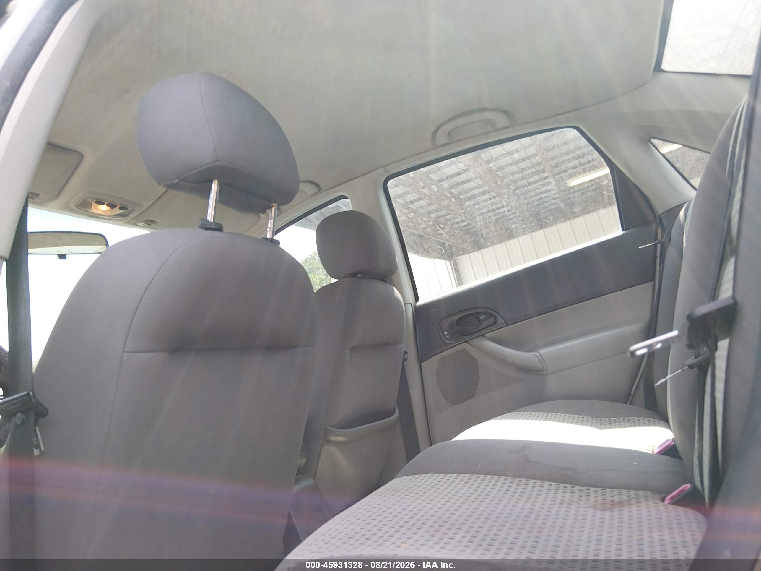 2007 Ford Focus S/se/ses White vin: 1FAFP34N57W214329