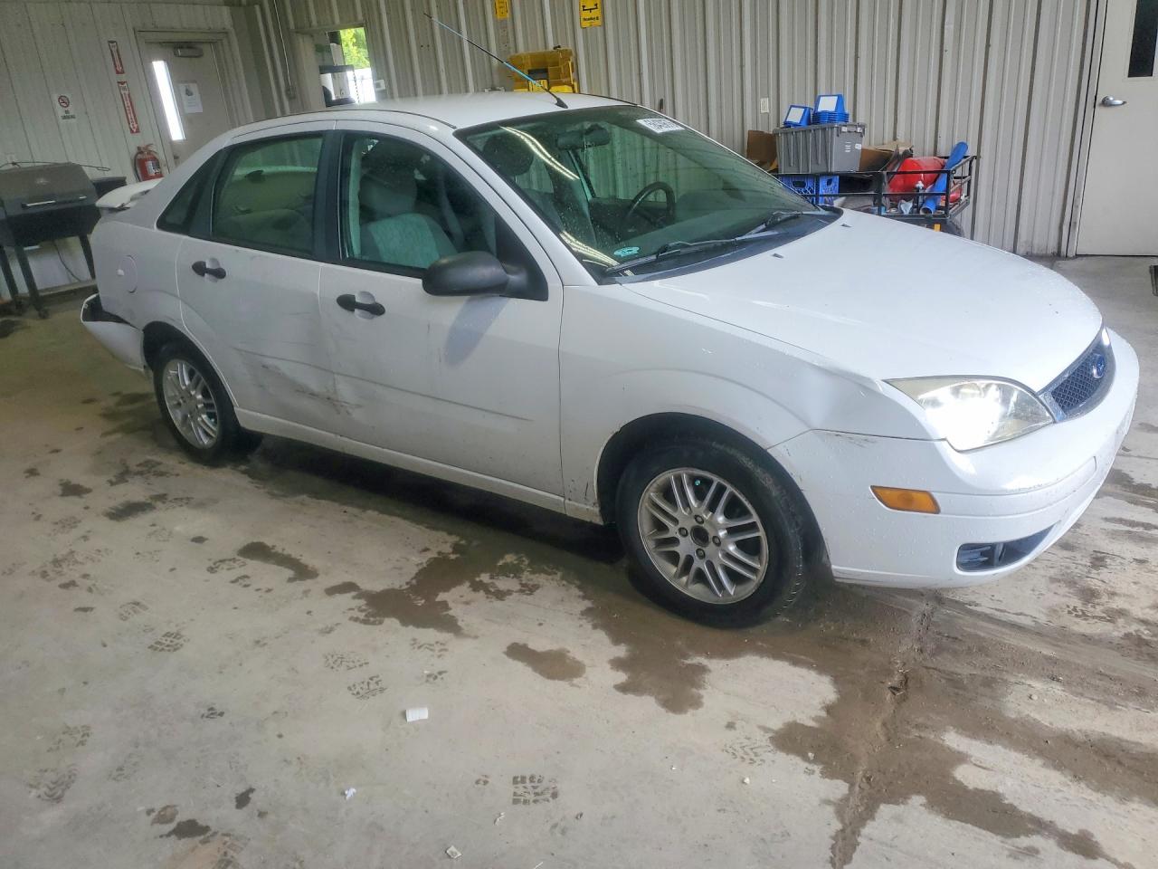 2005 Ford Focus Zx4 White vin: 1FAFP34N65W237812