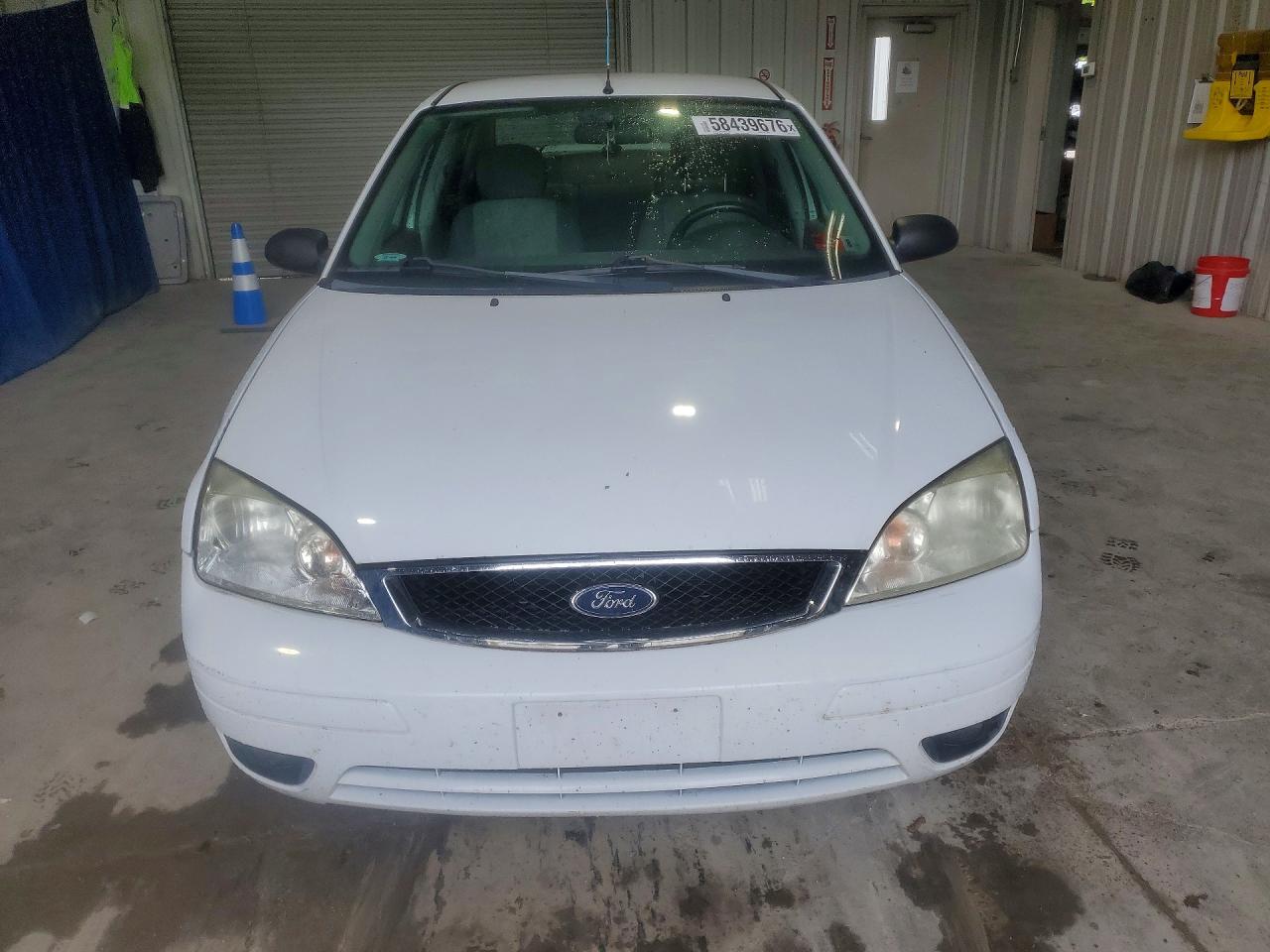 2005 Ford Focus Zx4 White vin: 1FAFP34N65W237812