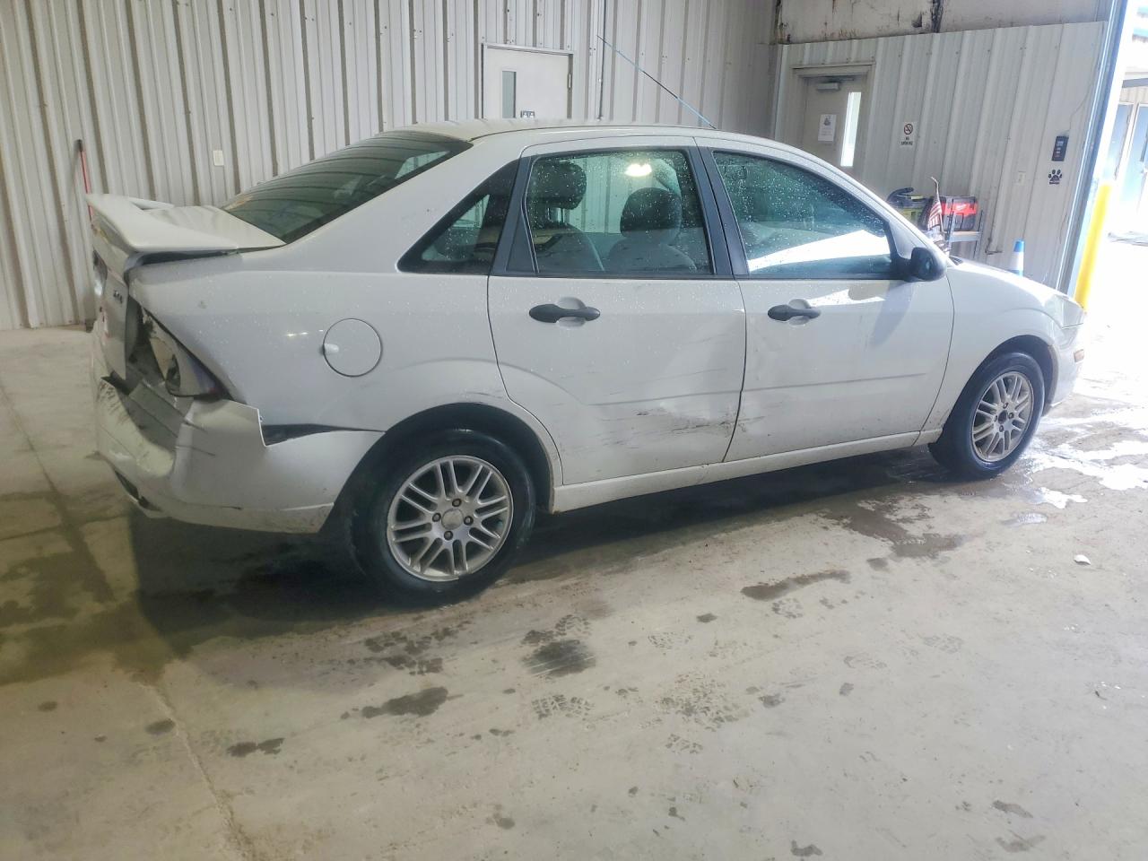 2005 Ford Focus Zx4 White vin: 1FAFP34N65W237812