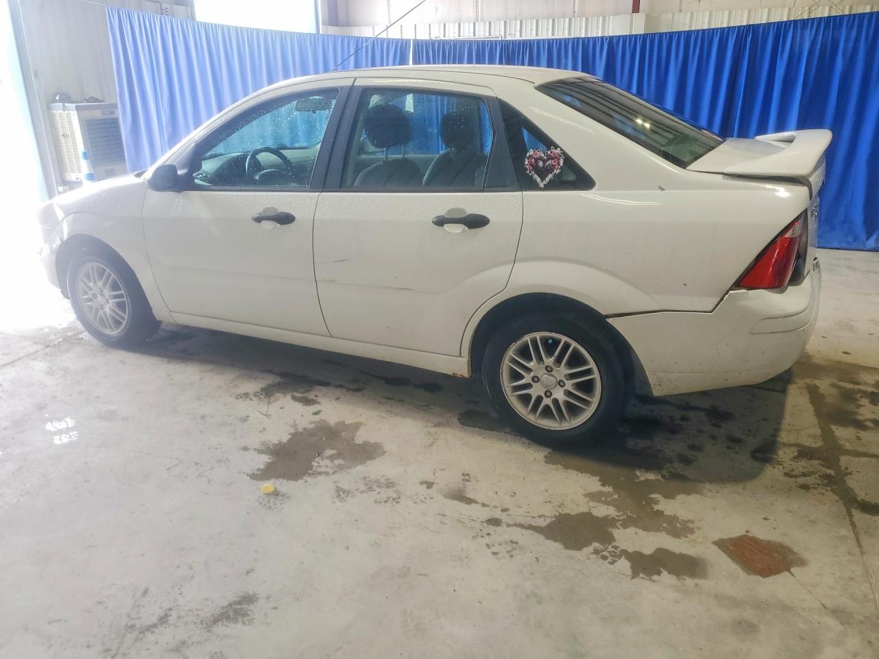 2005 Ford Focus Zx4 White vin: 1FAFP34N65W237812