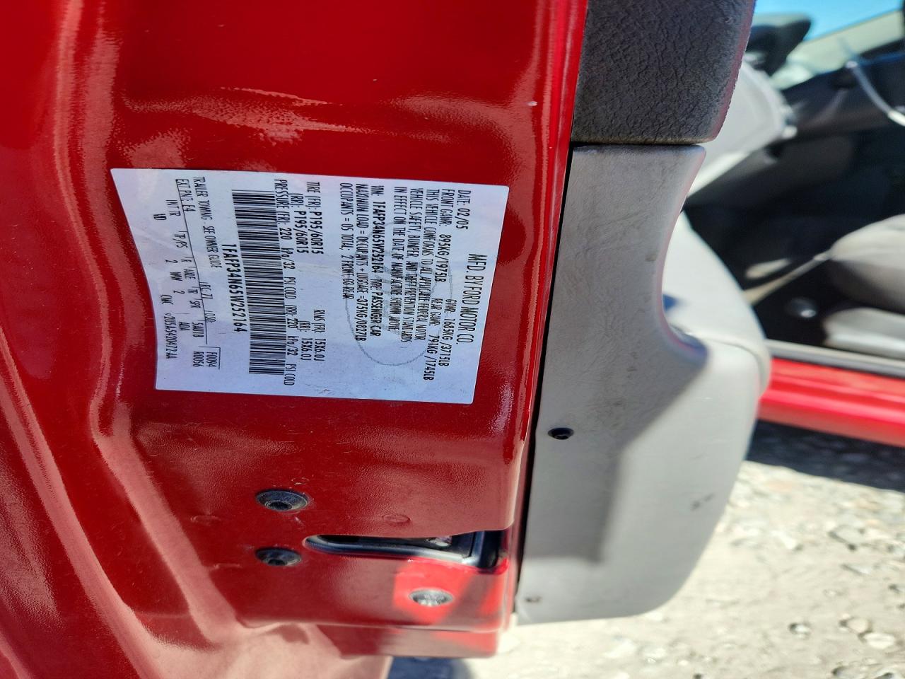 2005 Ford Focus Zx3 Red vin: 1FAFP34N65W252164