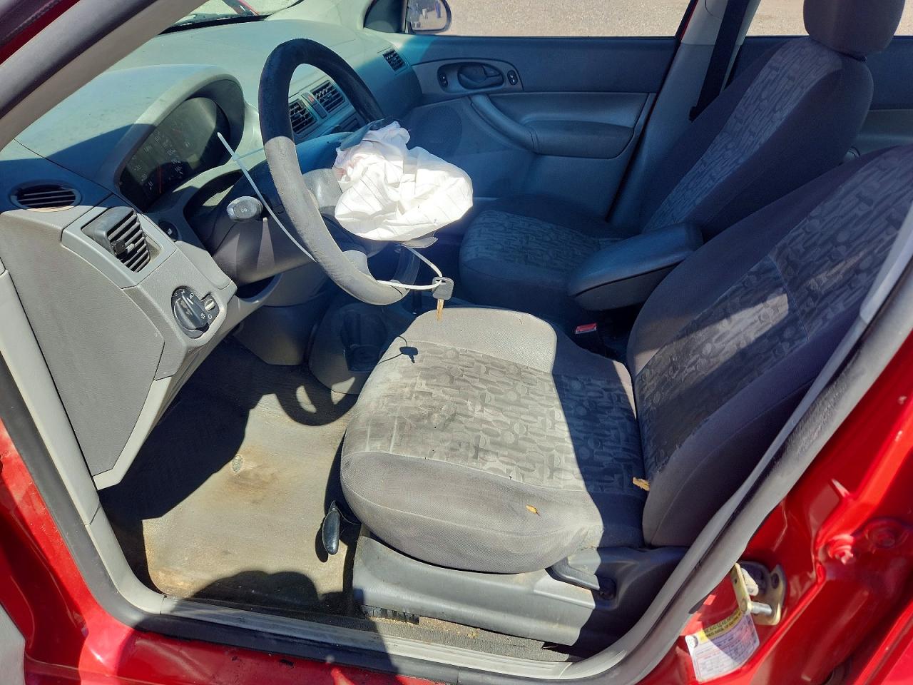 2005 Ford Focus Zx3 Red vin: 1FAFP34N65W252164
