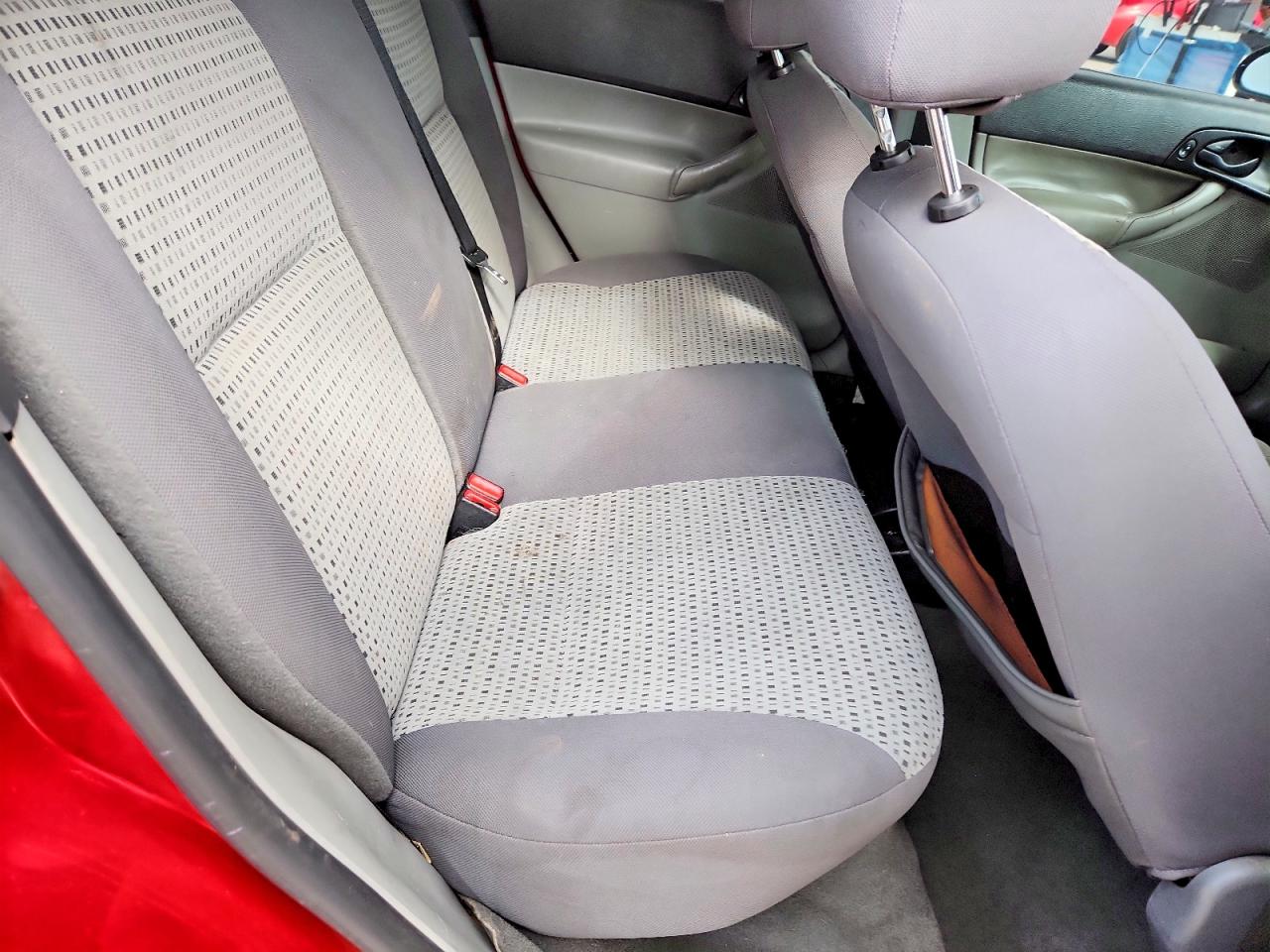 2006 Ford Focus Zx4 Red vin: 1FAFP34N66W145973