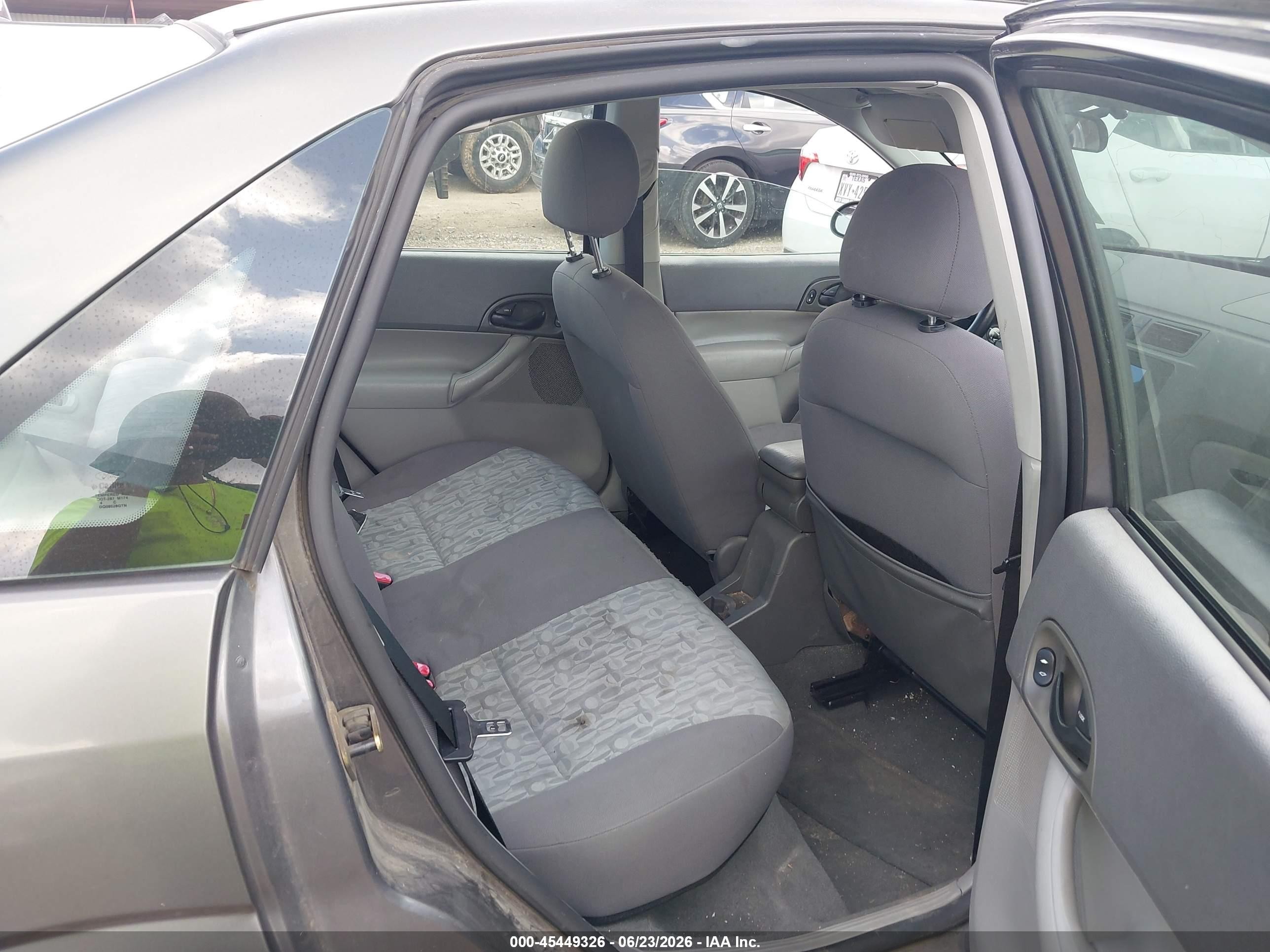 2005 Ford Focus Zx4 Gray vin: 1FAFP34N75W106940