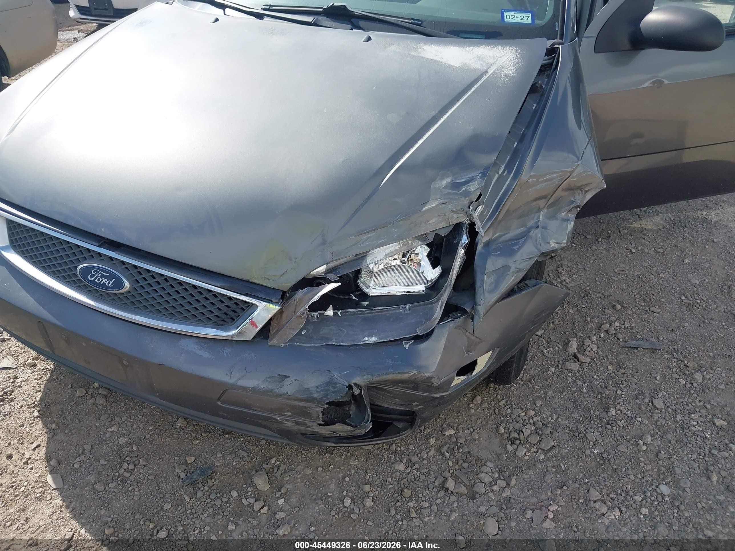 2005 Ford Focus Zx4 Gray vin: 1FAFP34N75W106940
