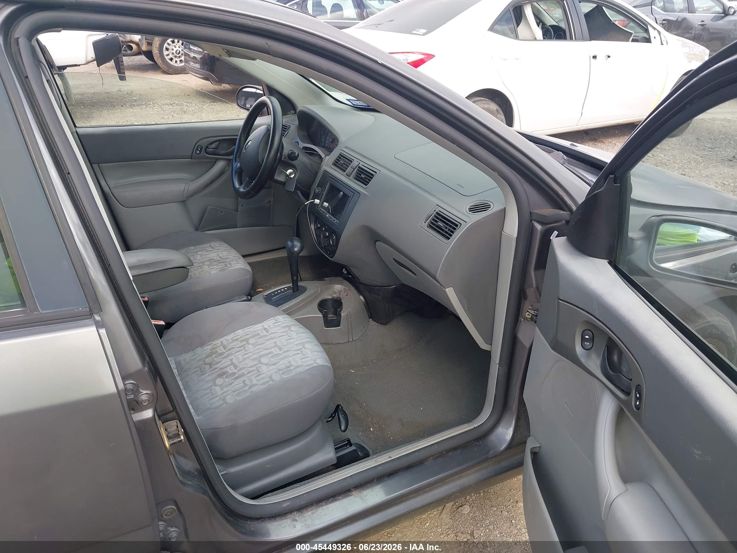 2005 Ford Focus Zx4 Gray vin: 1FAFP34N75W106940