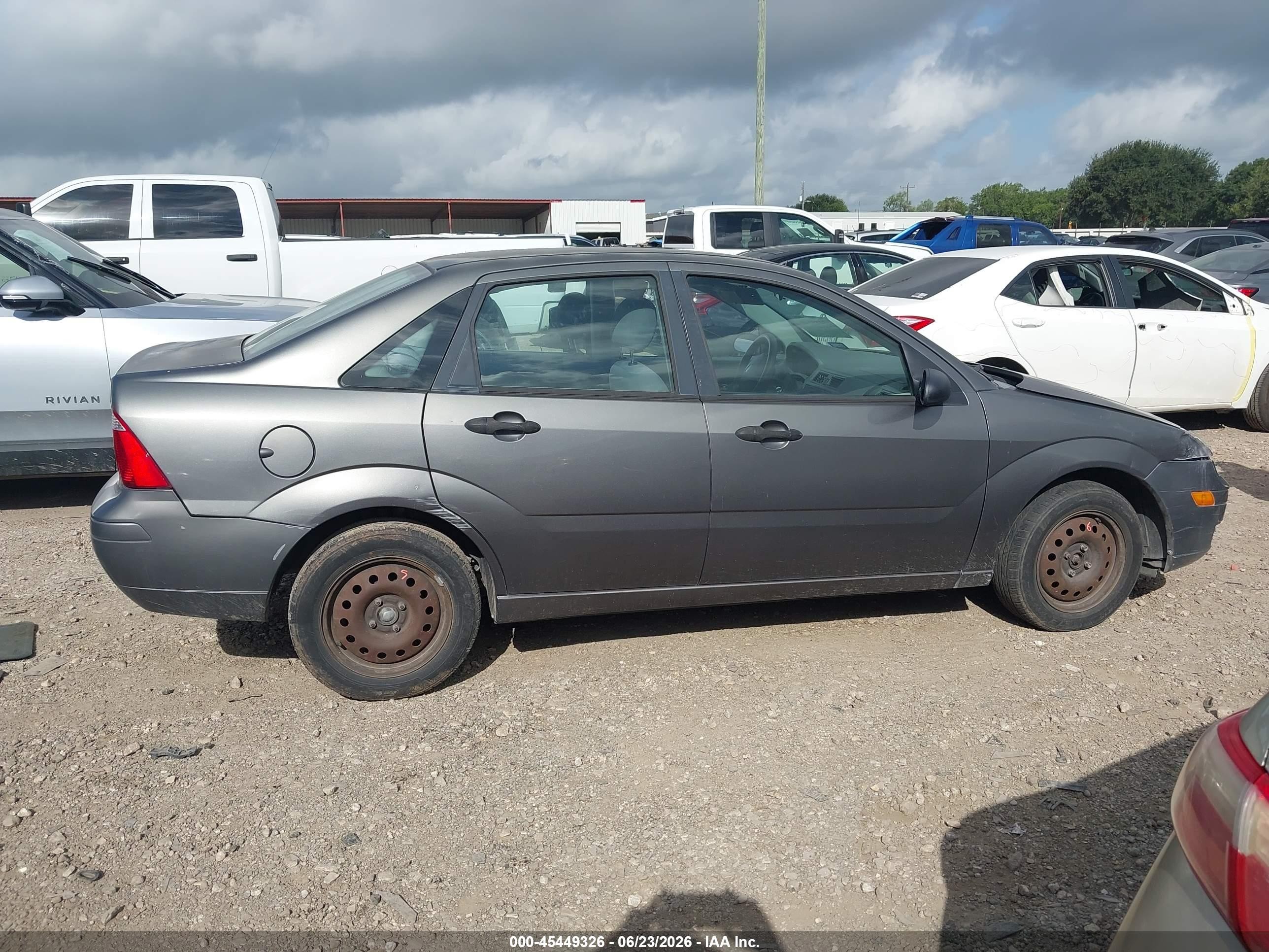2005 Ford Focus Zx4 Gray vin: 1FAFP34N75W106940