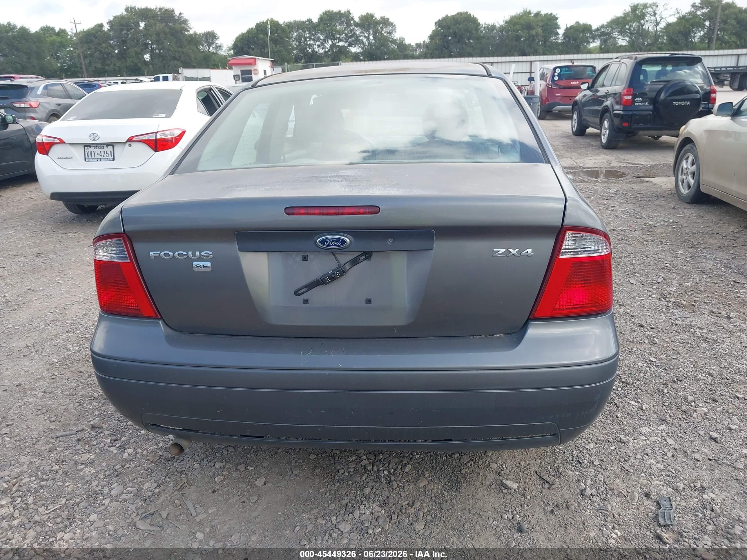 2005 Ford Focus Zx4 Gray vin: 1FAFP34N75W106940
