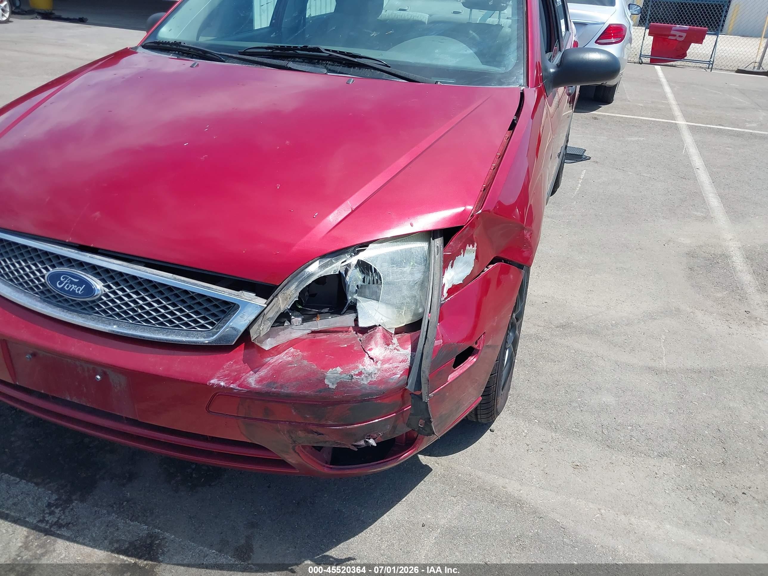 2005 Ford Focus Zx4 Red vin: 1FAFP34N75W109613