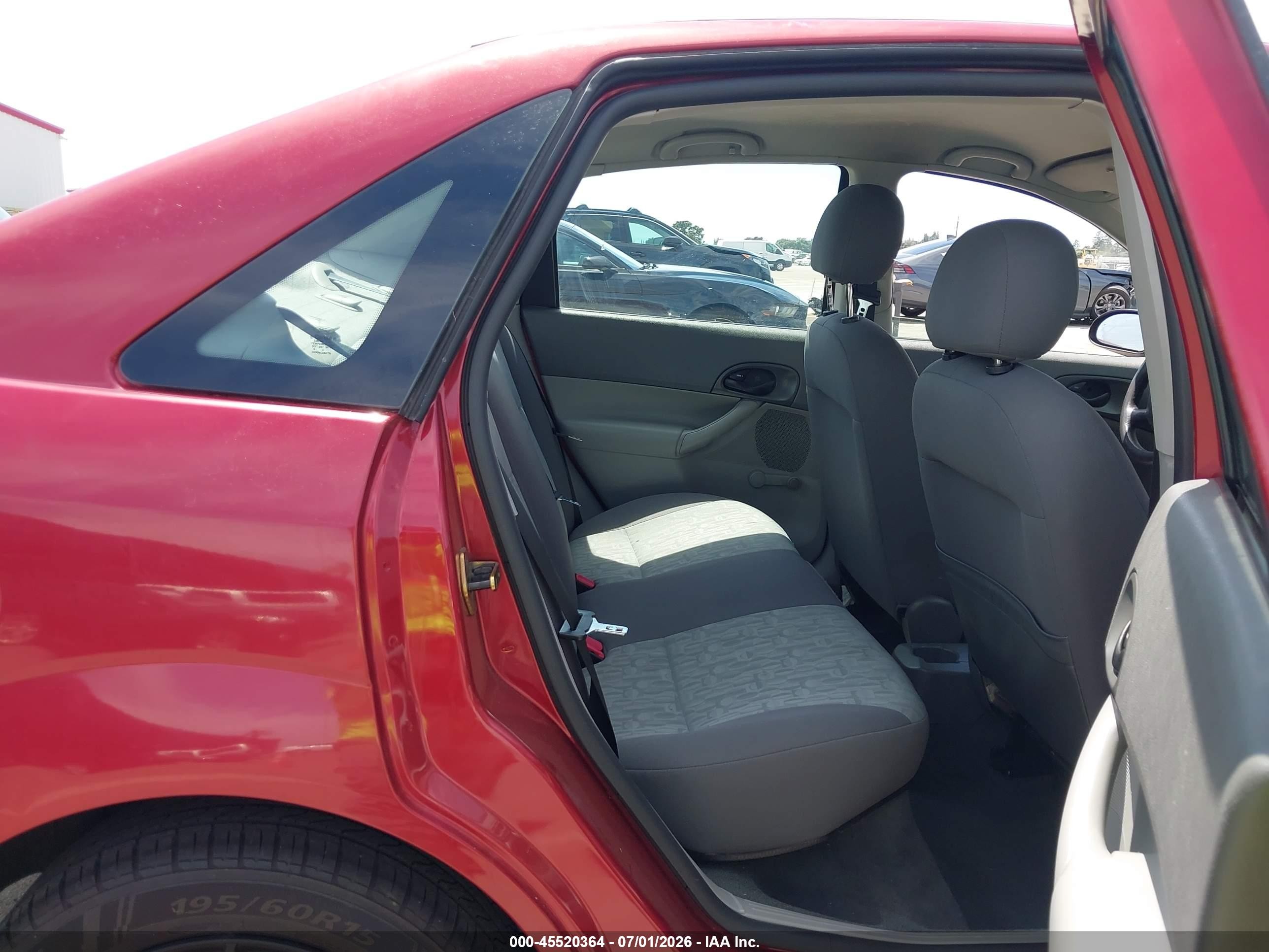 2005 Ford Focus Zx4 Red vin: 1FAFP34N75W109613