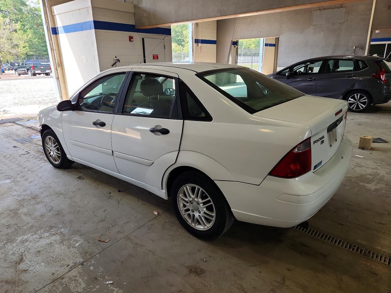 2005 Ford Focus Zx4 White vin: 1FAFP34N75W147276