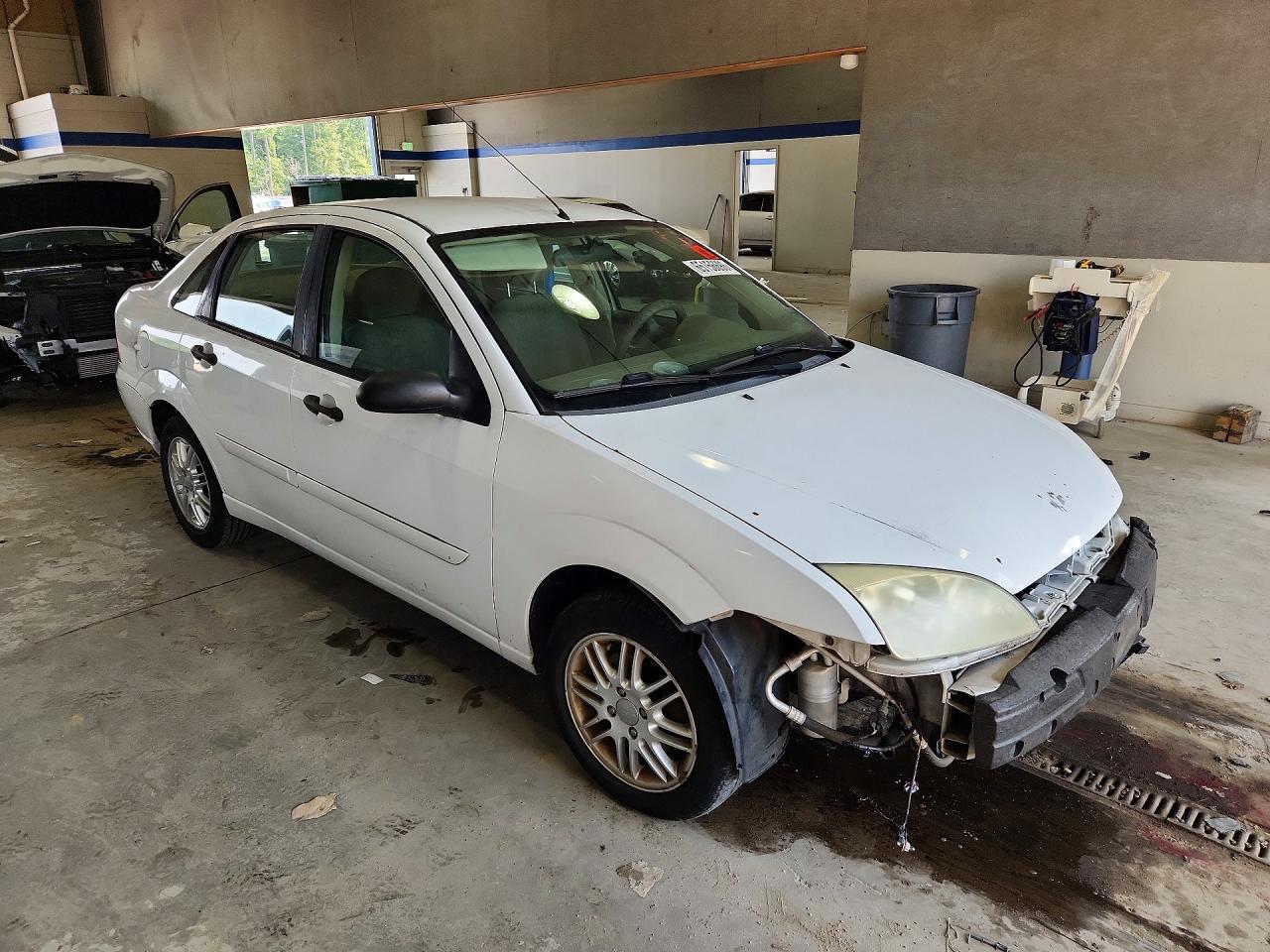 2005 Ford Focus Zx4 White vin: 1FAFP34N75W147276