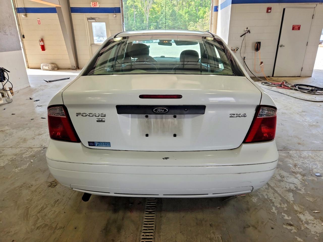 2005 Ford Focus Zx4 White vin: 1FAFP34N75W147276