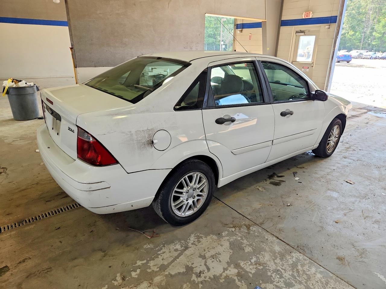 2005 Ford Focus Zx4 White vin: 1FAFP34N75W147276