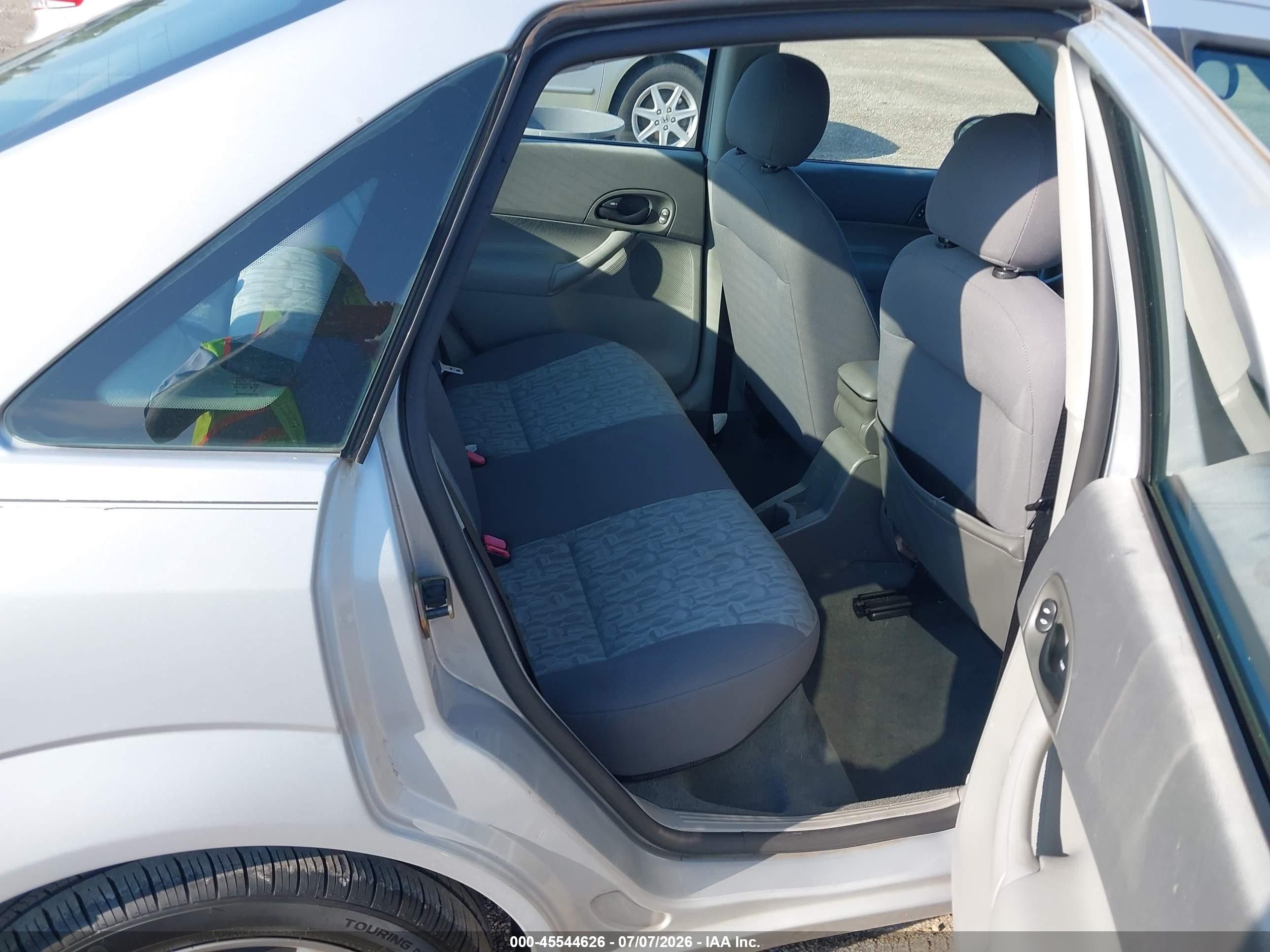 2005 Ford Focus Zx4 Серебряный vin: 1FAFP34N75W154289