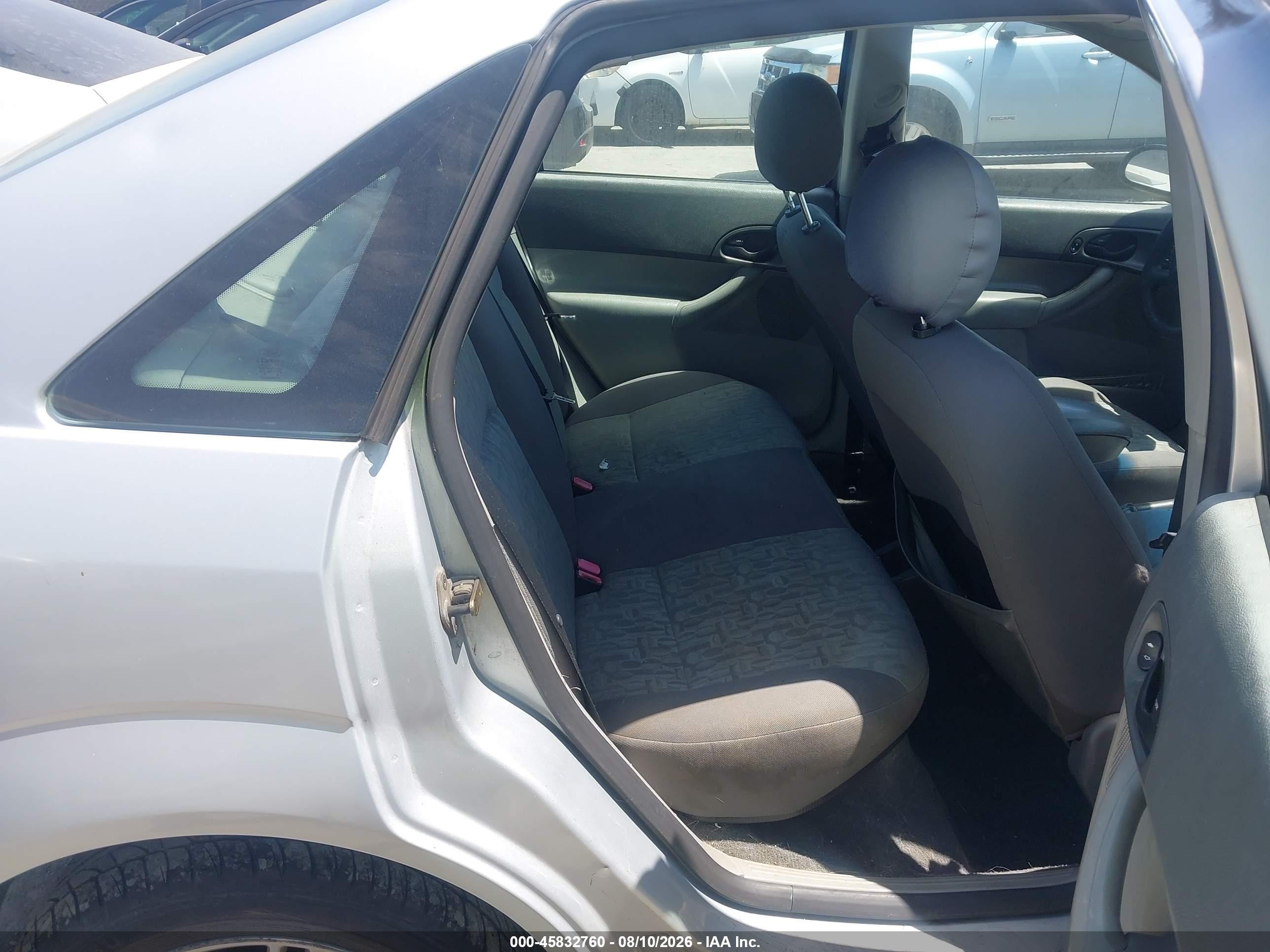 2005 Ford Focus Zx4 Silver vin: 1FAFP34N75W230044