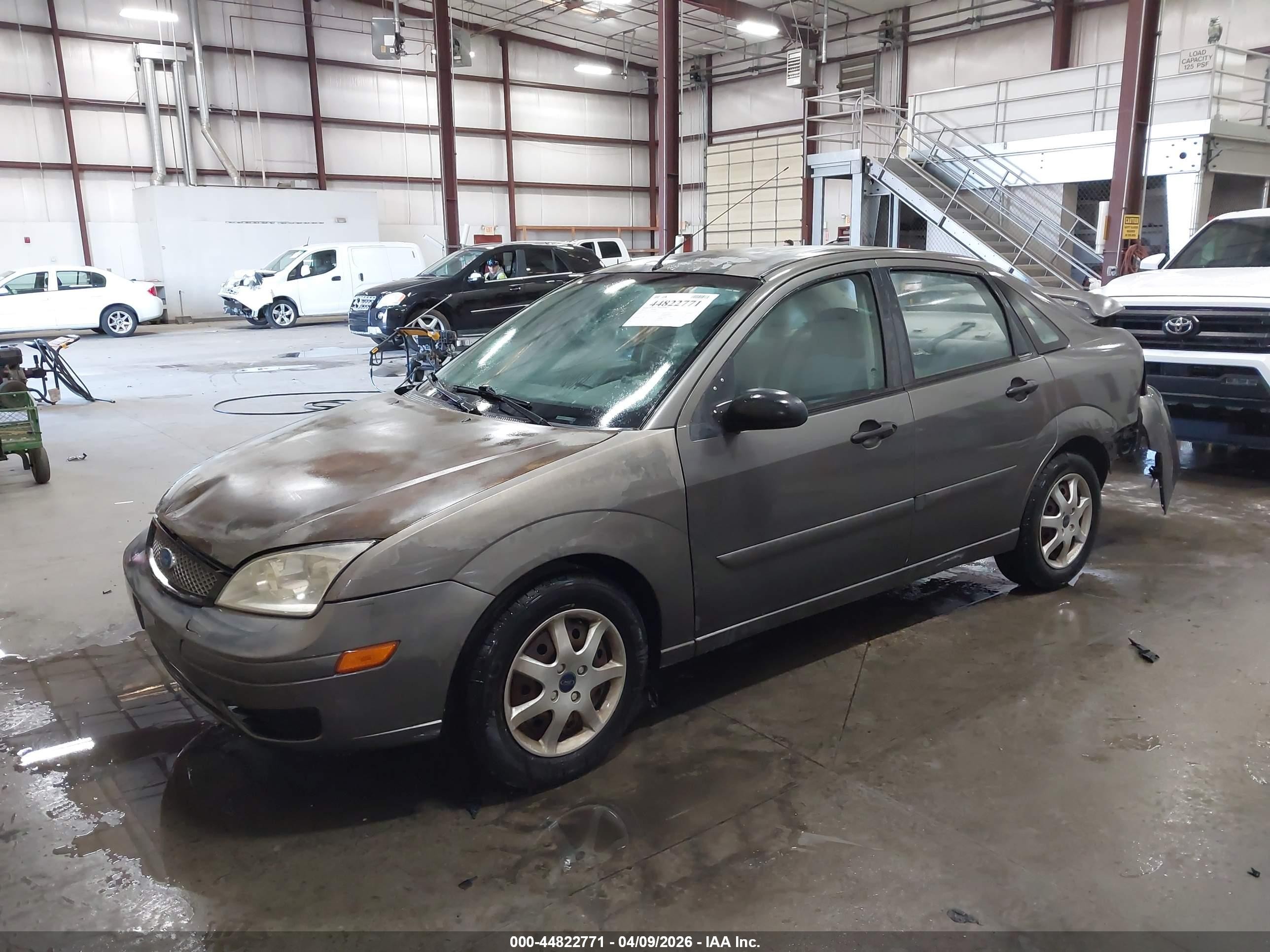 2005 Ford Focus Zx4 Gray vin: 1FAFP34N75W230304
