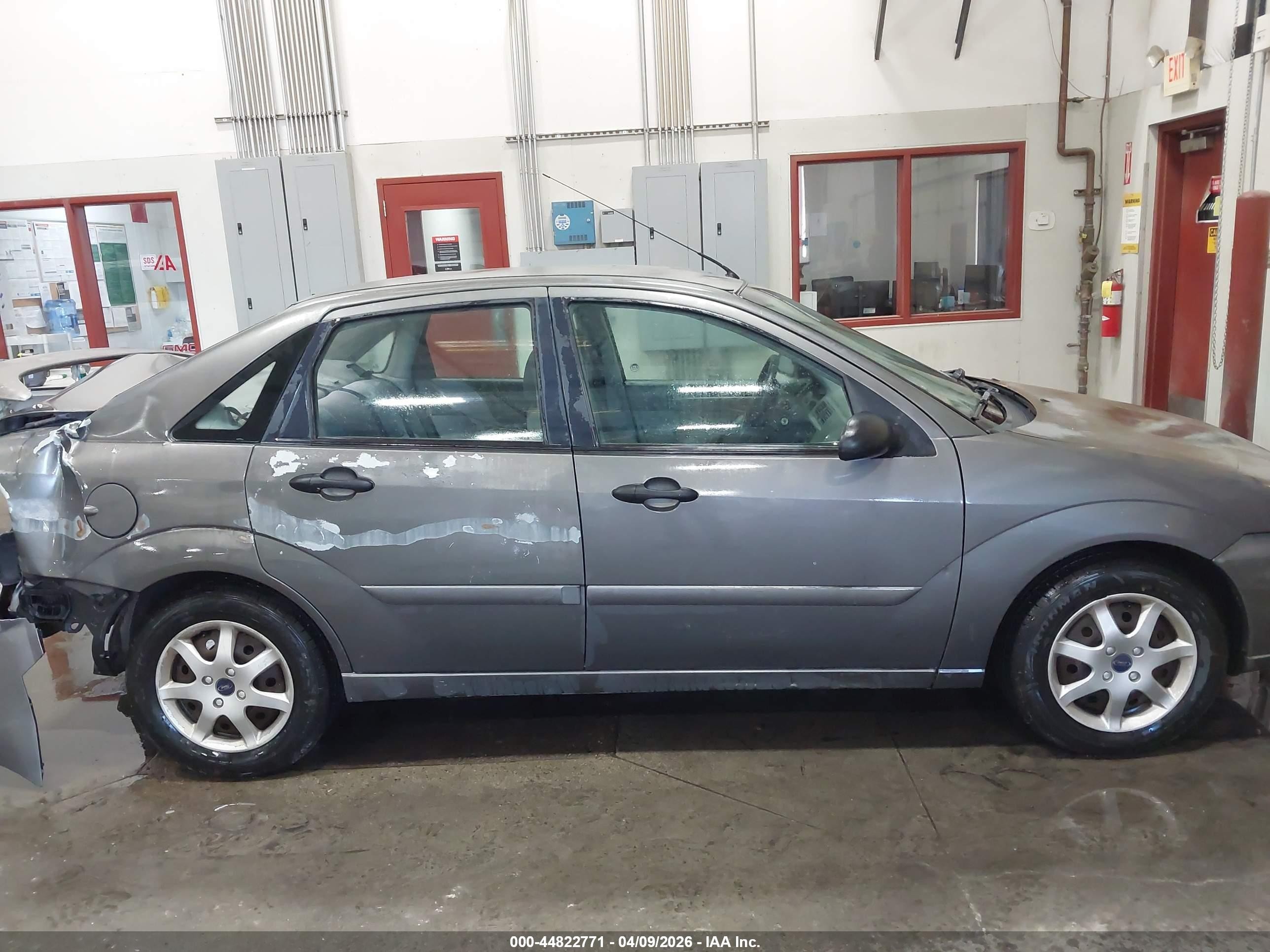 2005 Ford Focus Zx4 Gray vin: 1FAFP34N75W230304