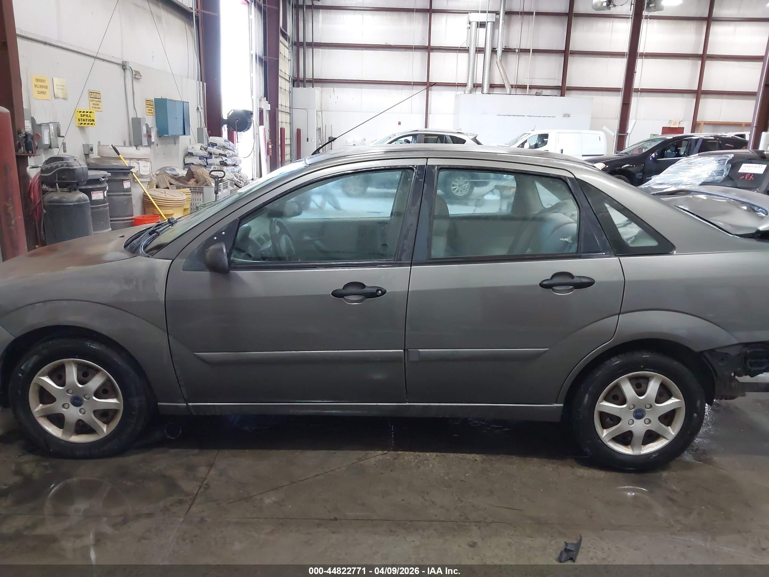 2005 Ford Focus Zx4 Gray vin: 1FAFP34N75W230304