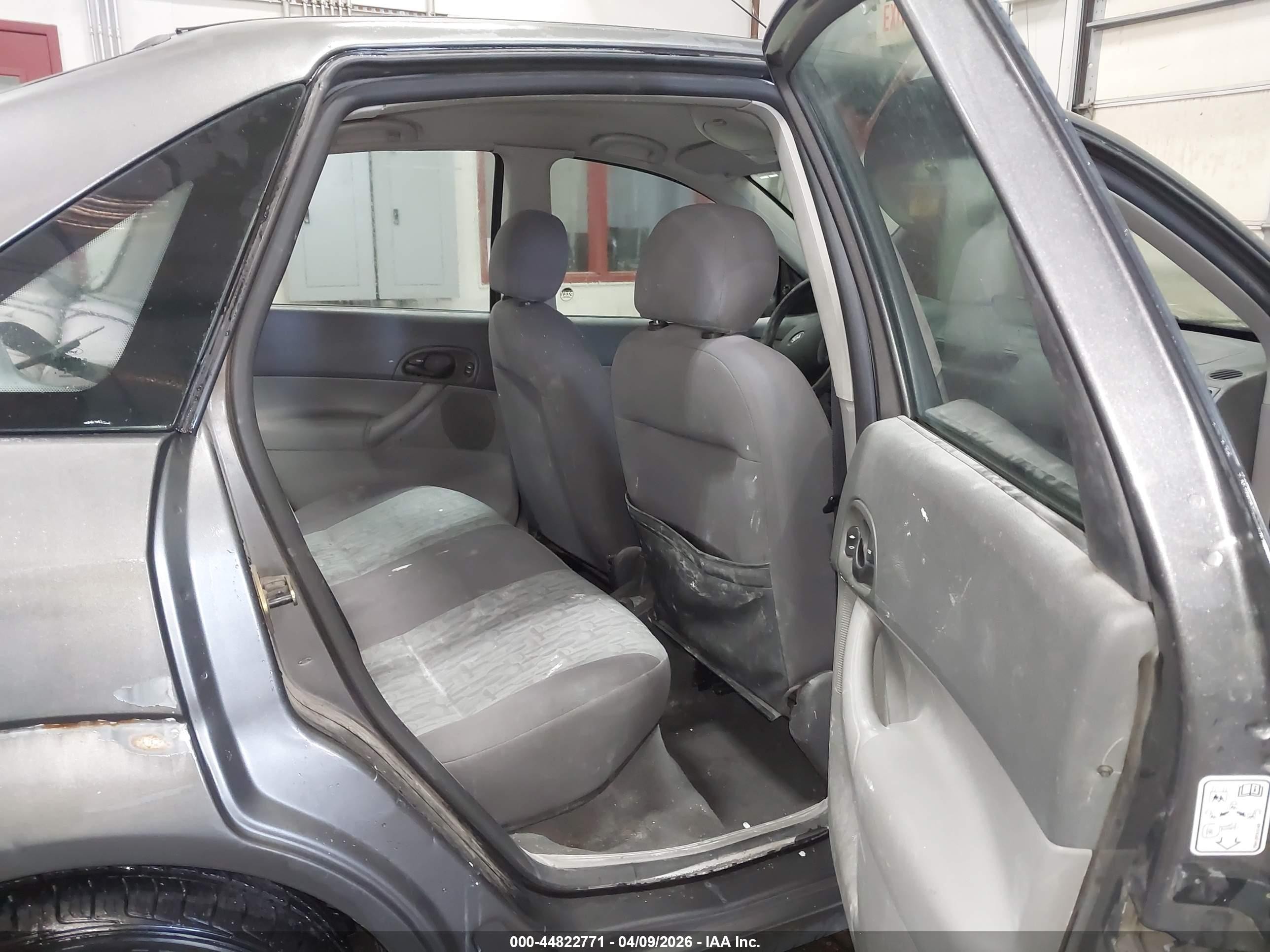 2005 Ford Focus Zx4 Gray vin: 1FAFP34N75W230304