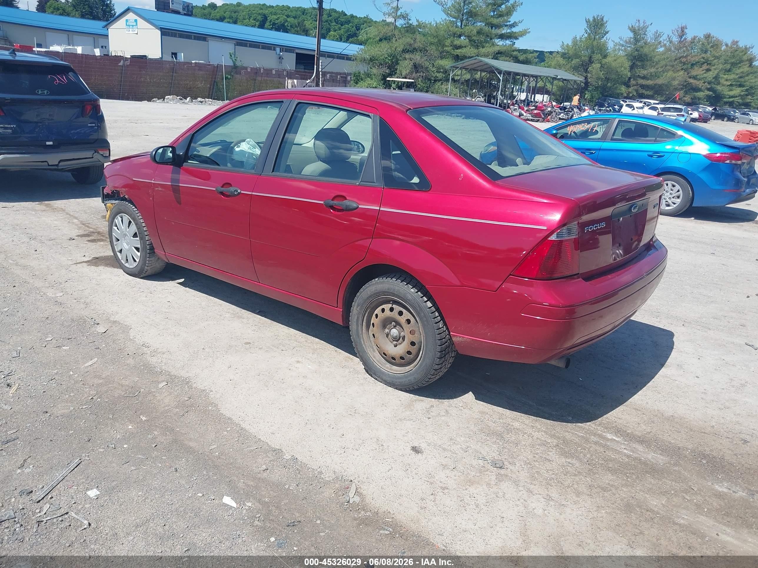2005 Ford Focus Zx4 Red vin: 1FAFP34N85W181047