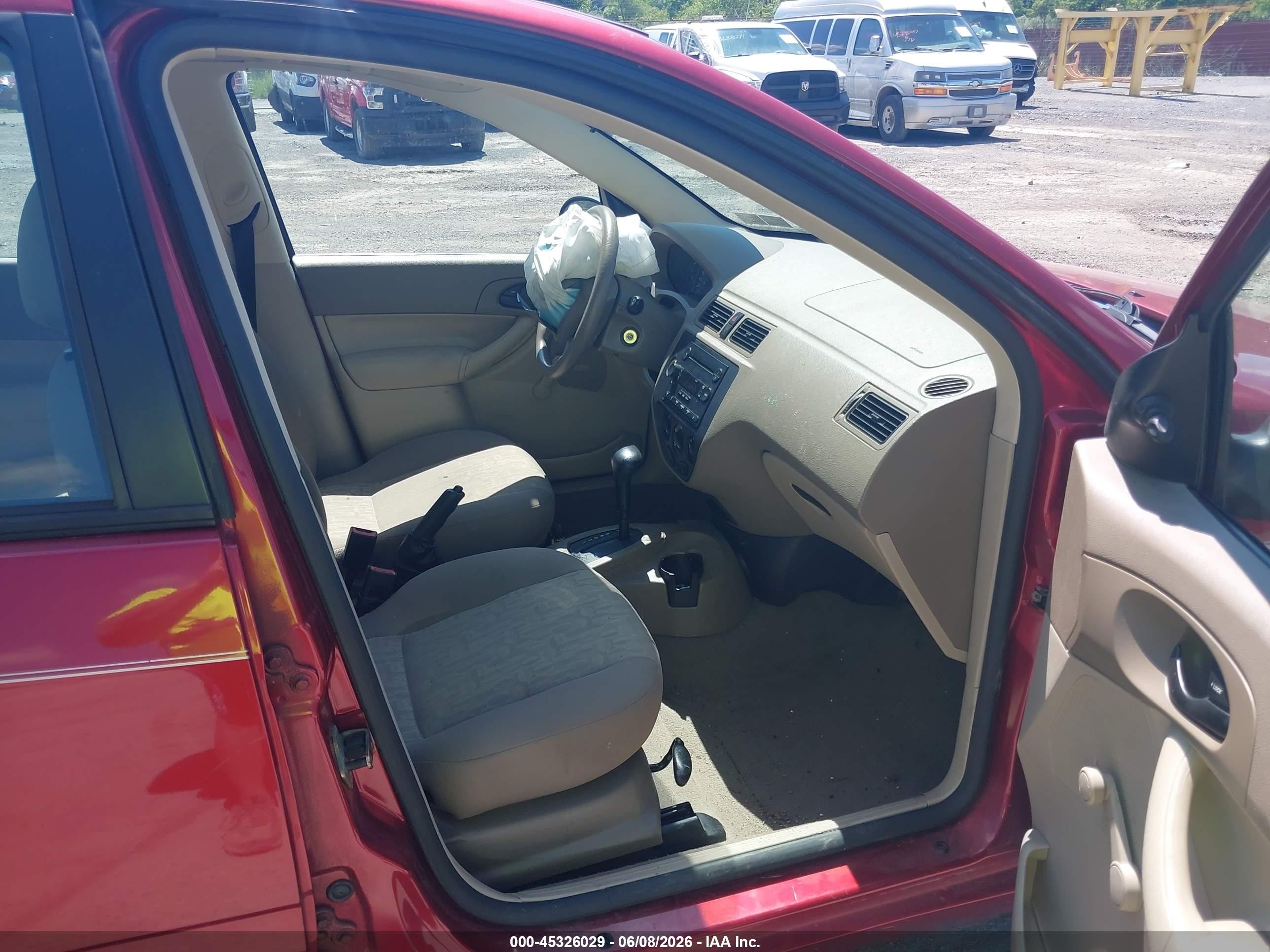 2005 Ford Focus Zx4 Red vin: 1FAFP34N85W181047