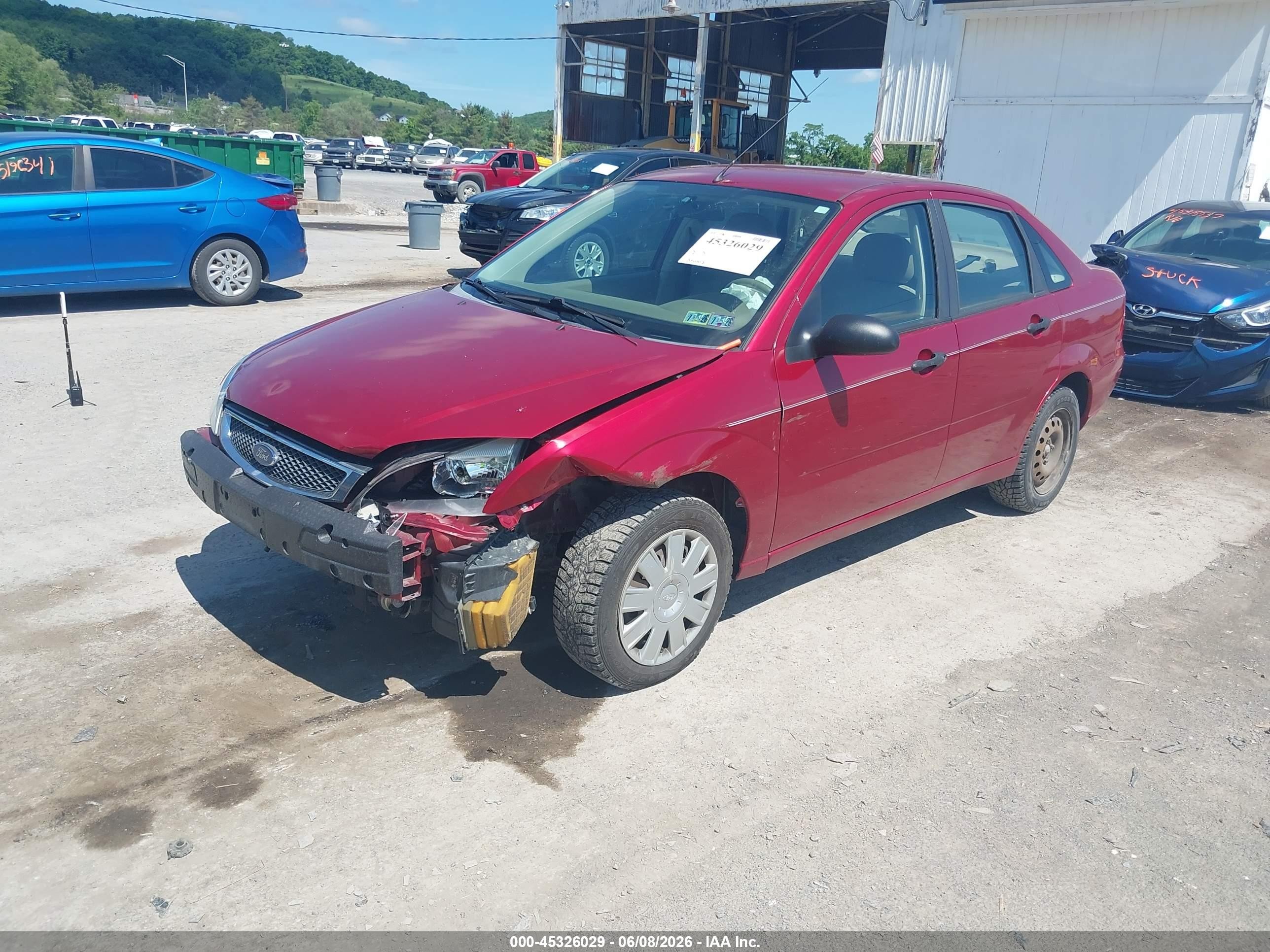 2005 Ford Focus Zx4 Red vin: 1FAFP34N85W181047