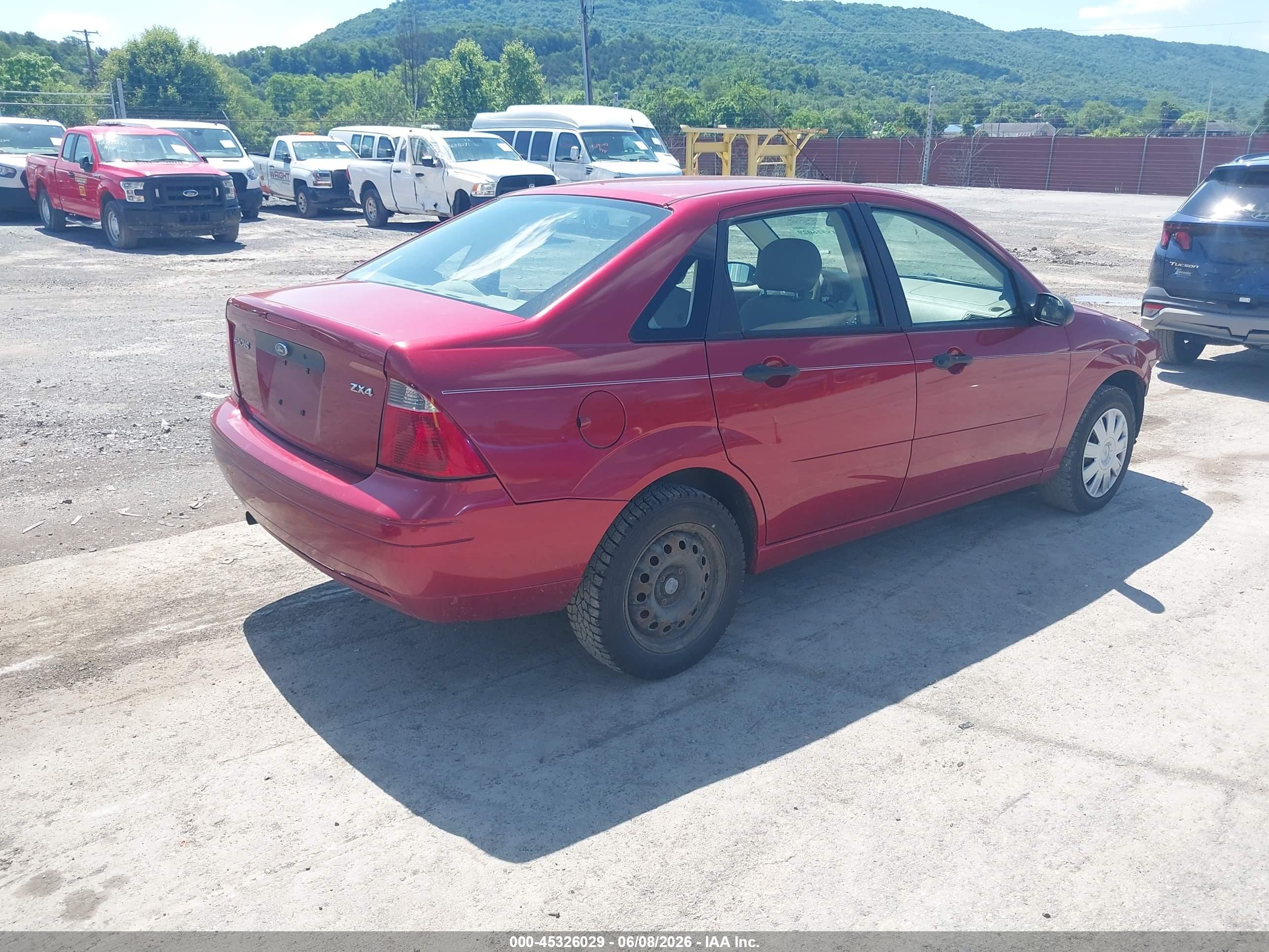 2005 Ford Focus Zx4 Red vin: 1FAFP34N85W181047