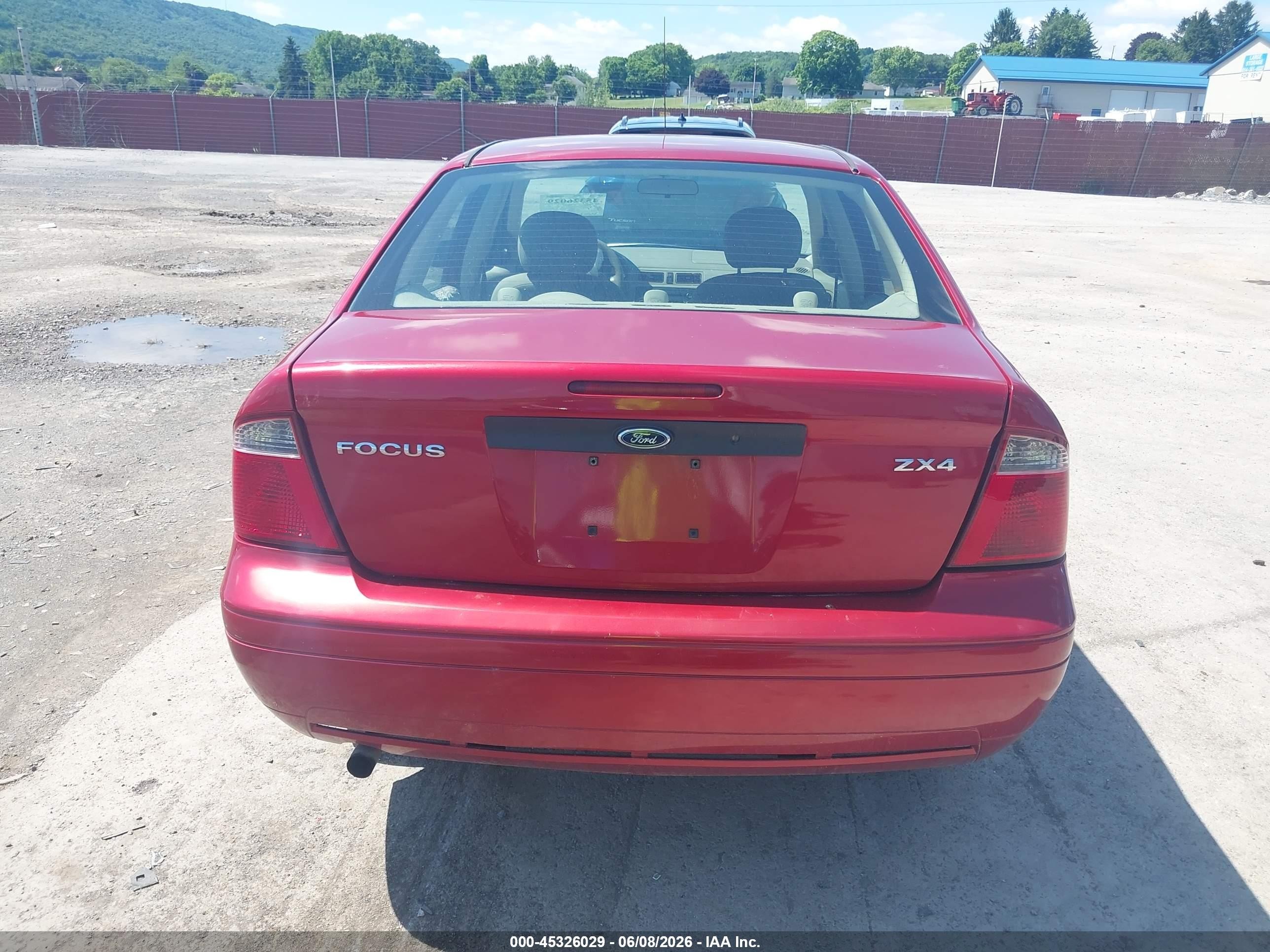 2005 Ford Focus Zx4 Red vin: 1FAFP34N85W181047