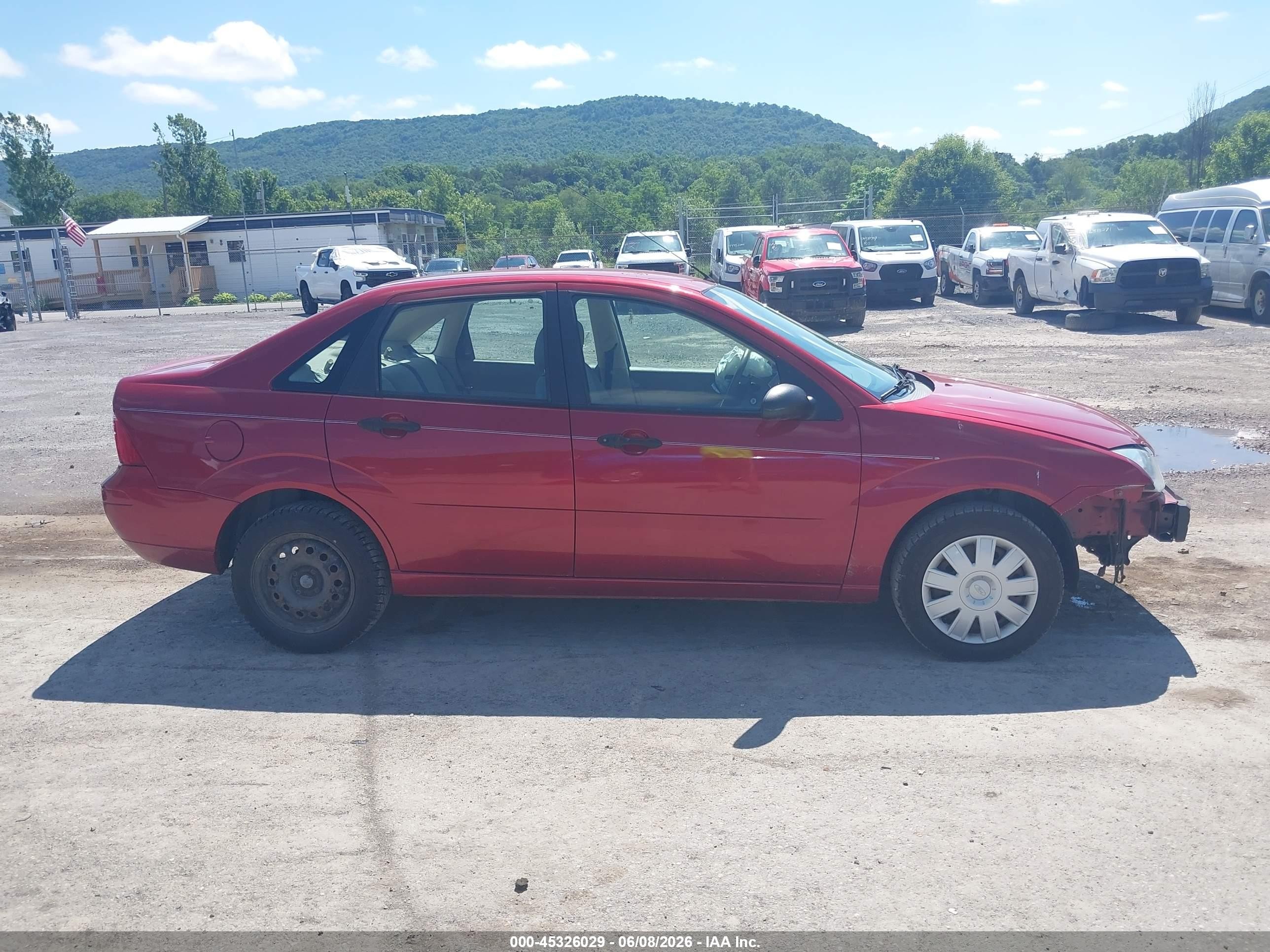 2005 Ford Focus Zx4 Red vin: 1FAFP34N85W181047